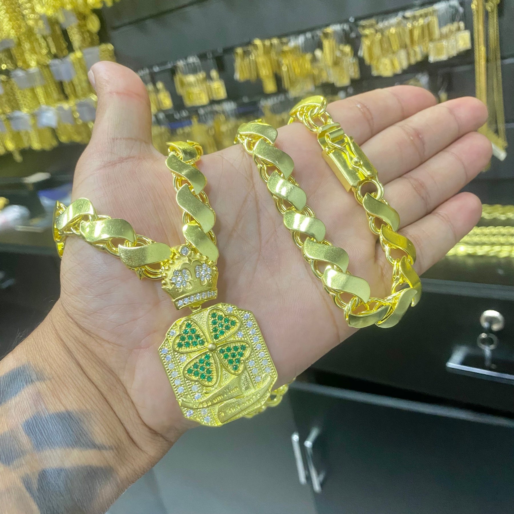 CORRENTE ELO FRISO S 12MM + PINGENTE TREVO DA SORTE CRAVEJADO + BRINDE PULSEIRA