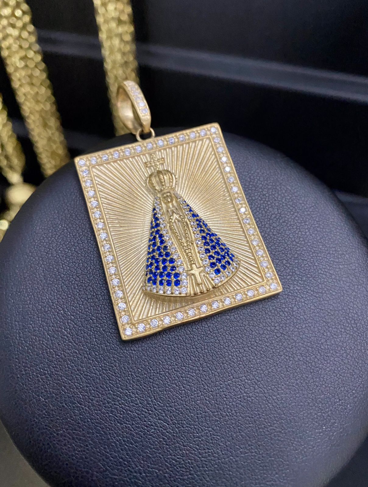 PINGENTE PLACA SANTA CRAVEJADA QUADRADA - WRDJOIAS