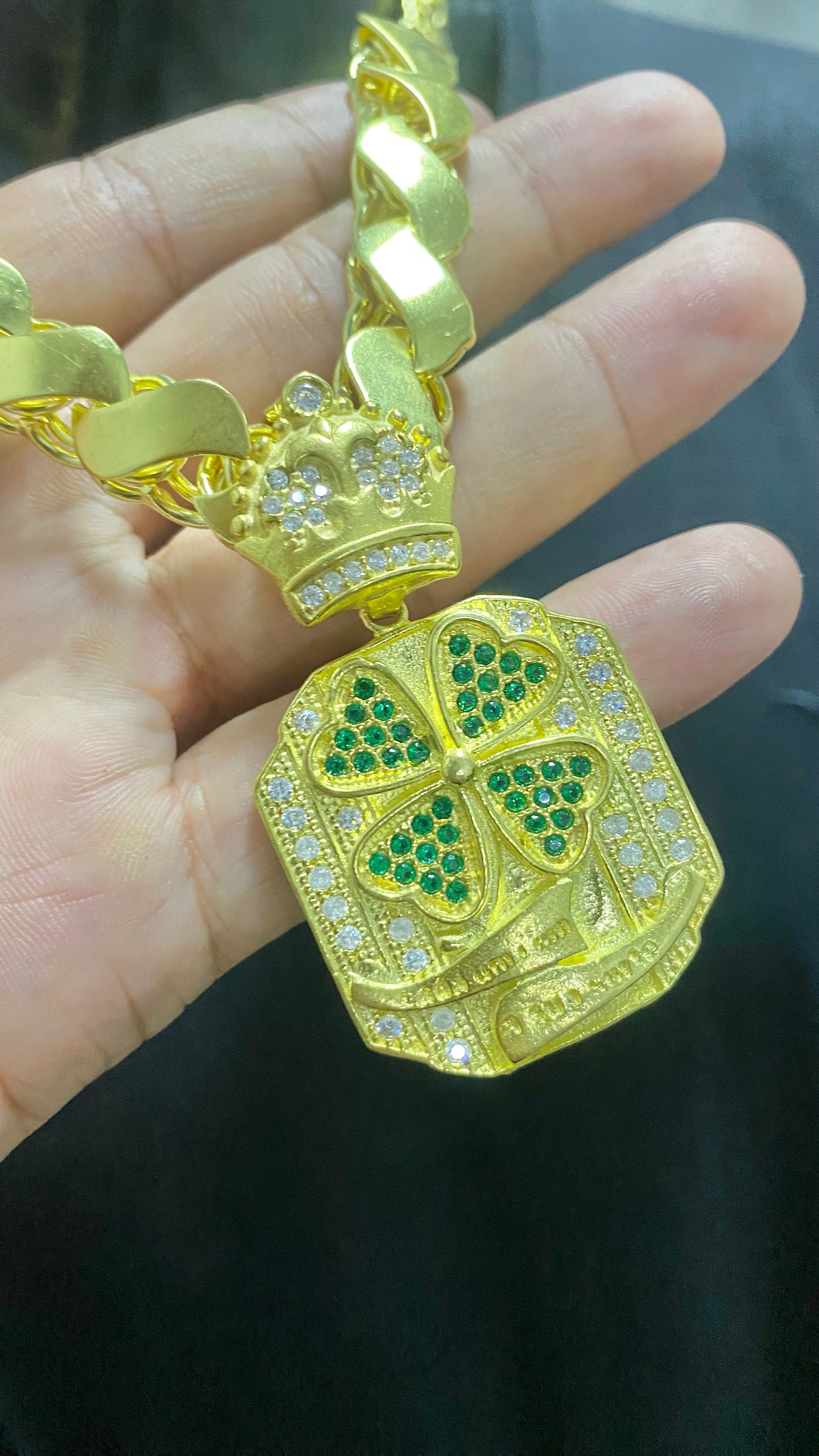 CORRENTE ELO FRISO S 12MM + PINGENTE TREVO DA SORTE CRAVEJADO + BRINDE PULSEIRA