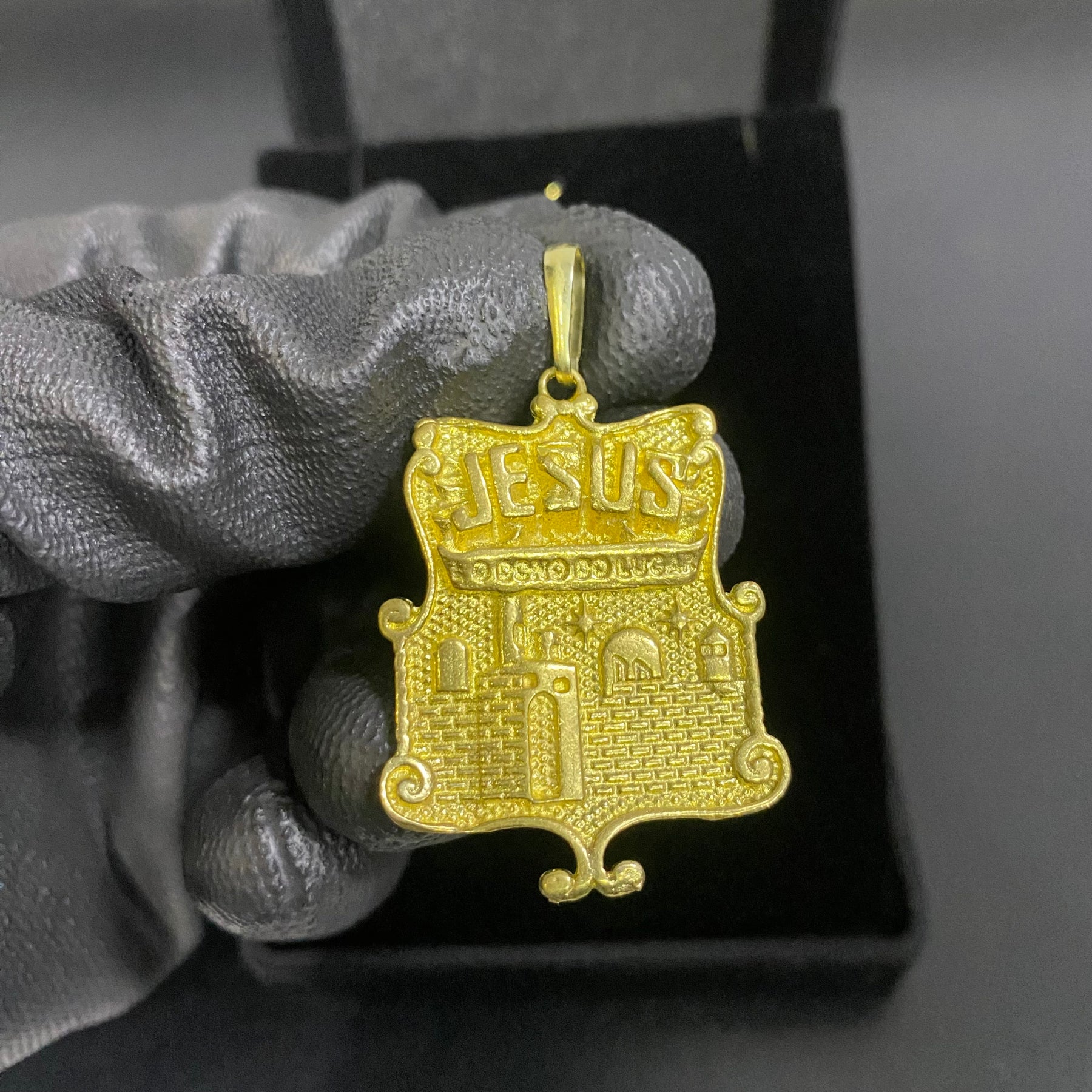 PINGENTE PERGAMINHO JESUS É O DONO DO LUGAR