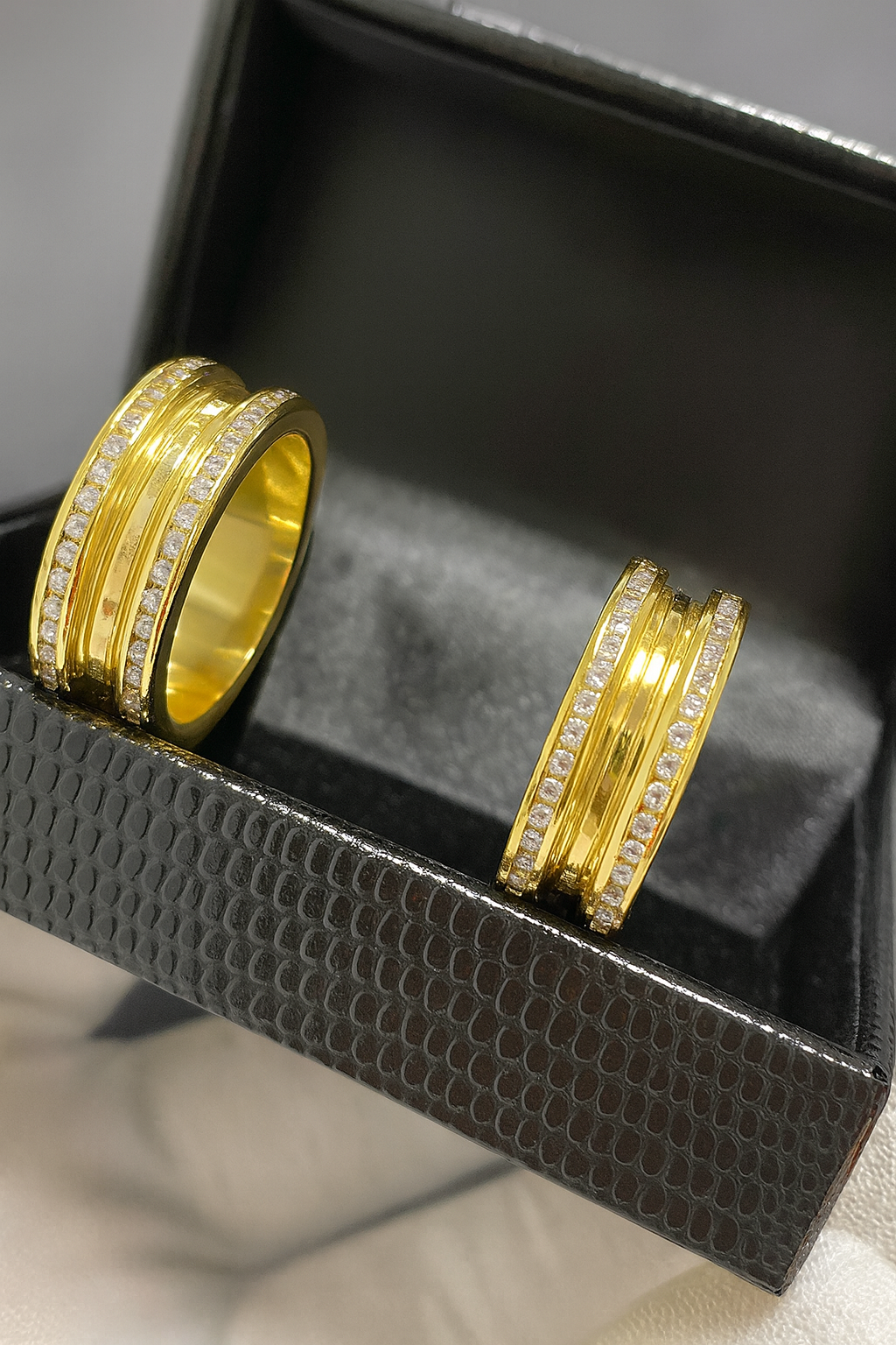 PAR DE ALIANÇAS MOD BULGARIA 8MM CRAVEJADA