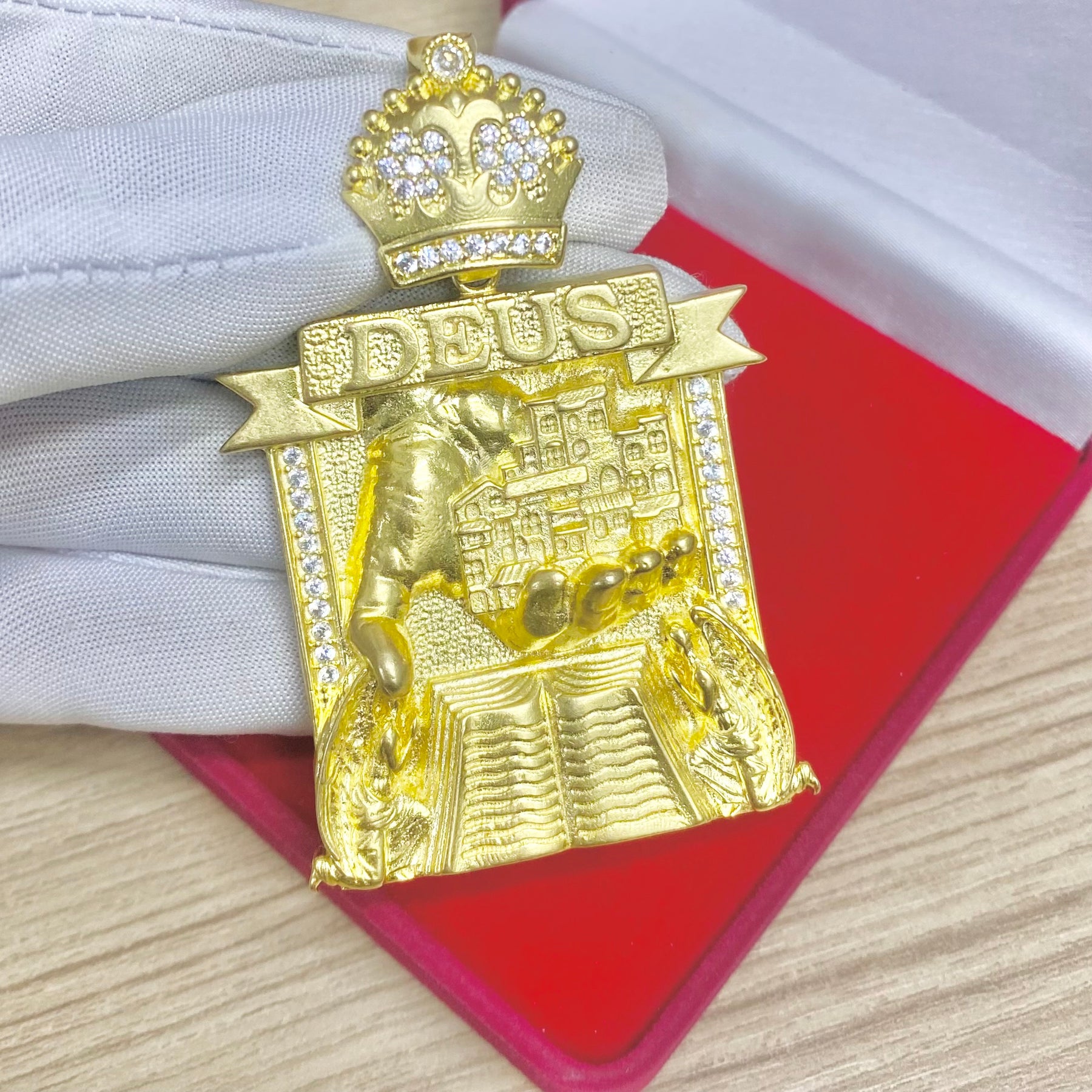 PINGENTE NAS MÃOS DE DEUS CRAVEJADO G