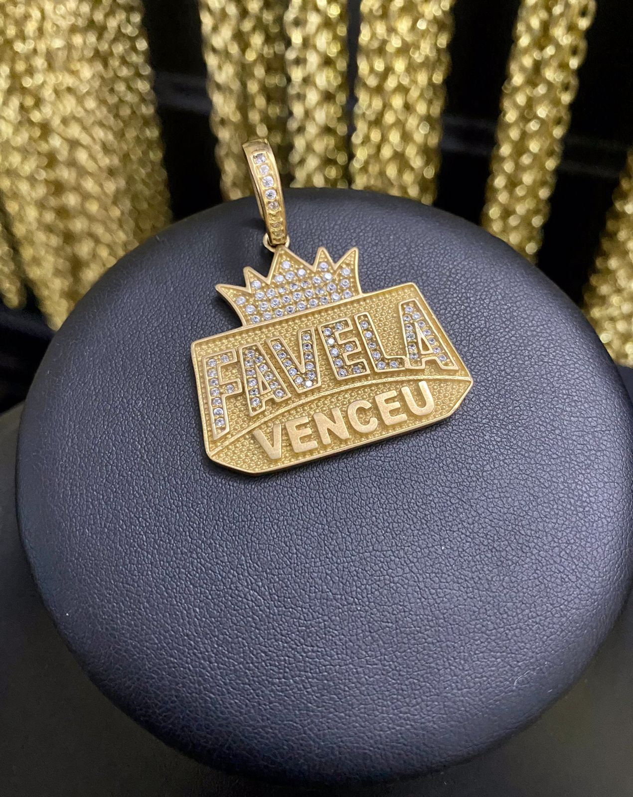 PINGENTE FAVELA VENCEU CRAVEJADO - WRDJOIAS