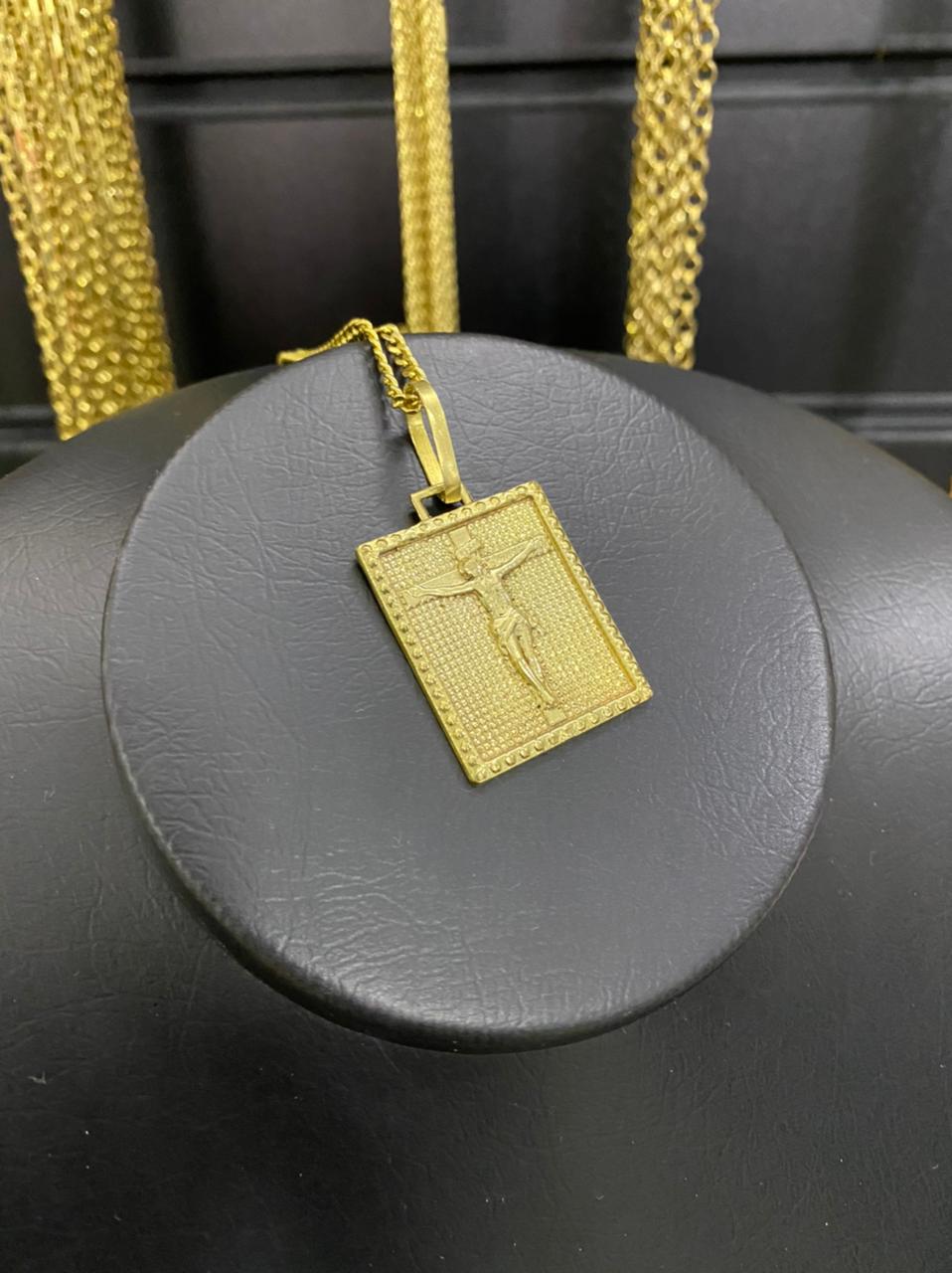 PINGENTE PLACA JESUS NA CRUZ - WRDJOIAS