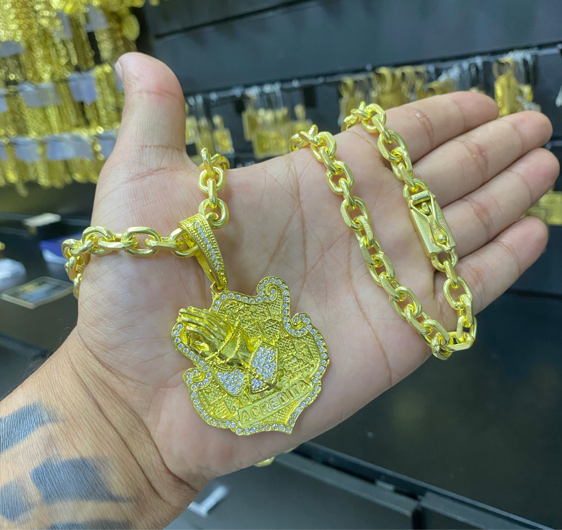 CORRENTE ELO CADEADO 8MM + PINGENTE ACREDITA MÃO ORANDO CRAVEJADO