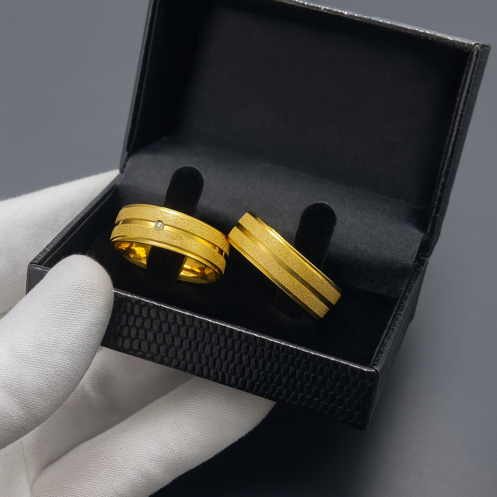PAR DE ALIANÇAS MOD CHANFRADA BORDADA C/PEDRAS ZIRCÔNIAS 6MM