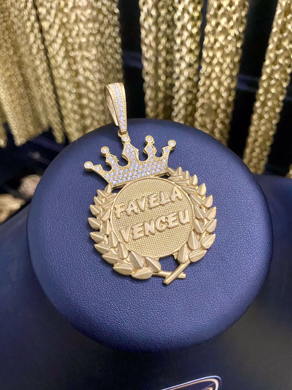 PINGENTE PLACA REDONDA FAVELA VENCEU CRAVEJADO - WRDJOIAS