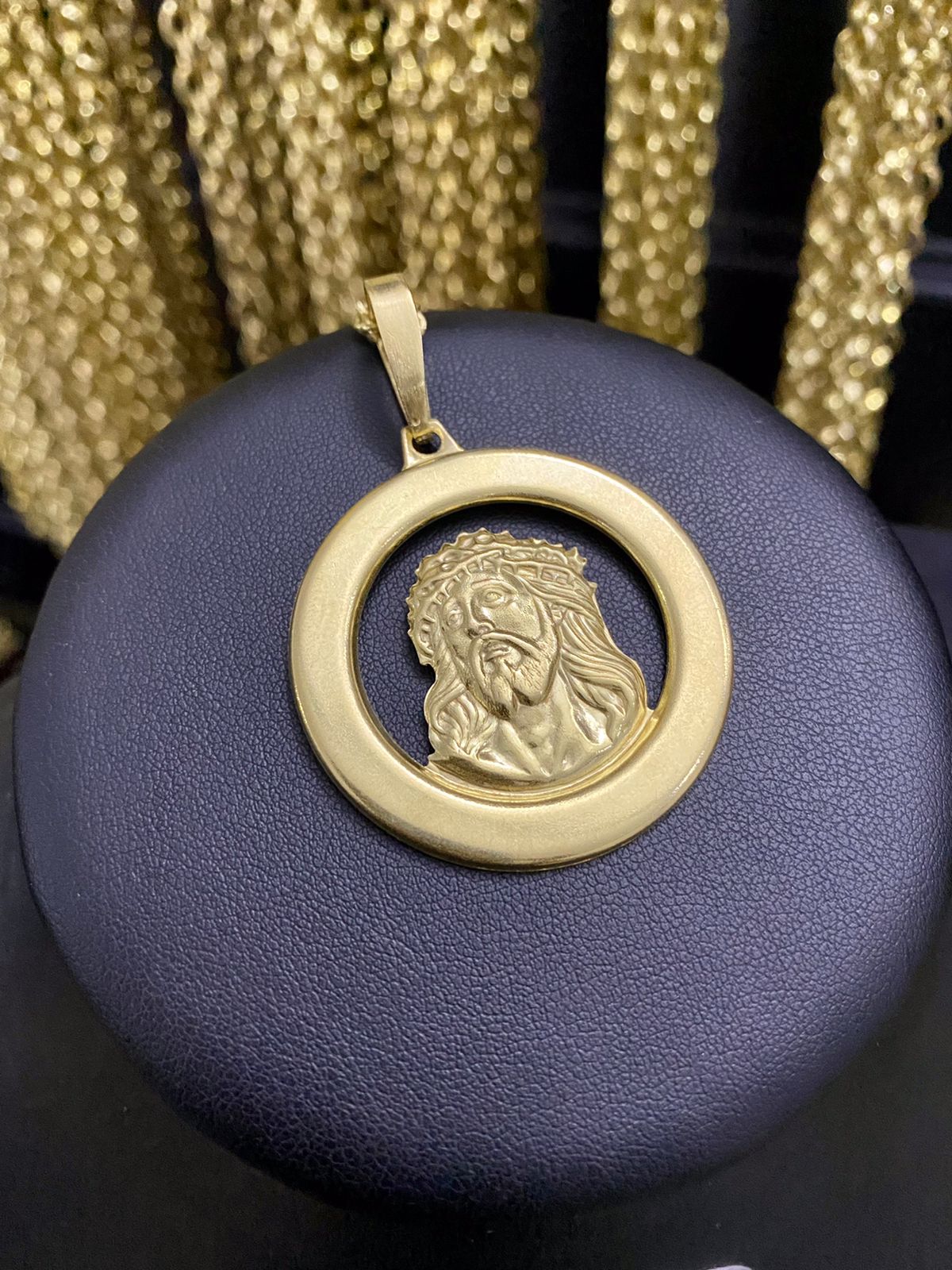 PINGENTE MEDALHA SEMI VAZADA ROSTO CRISTO - WRDJOIAS