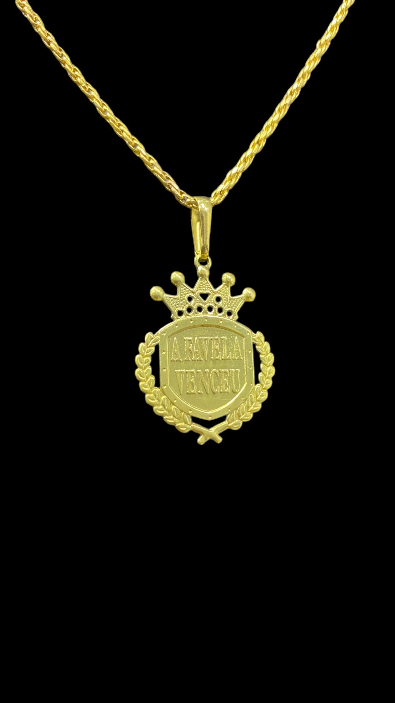 PINGENTE FAVELA VENCEU C/COROA - WRDJOIAS
