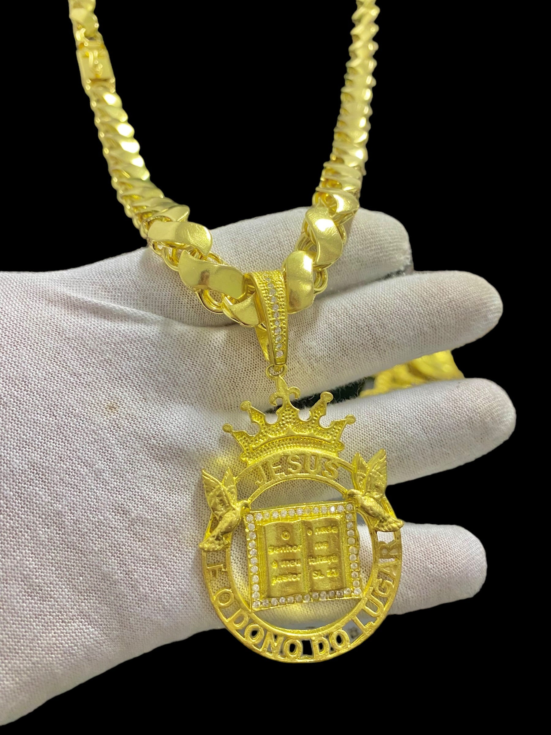 CORRENTE ELO FRISO S 12MM + PINGENTE JESUS É O DONO DO LUGAR - WRDJOIAS
