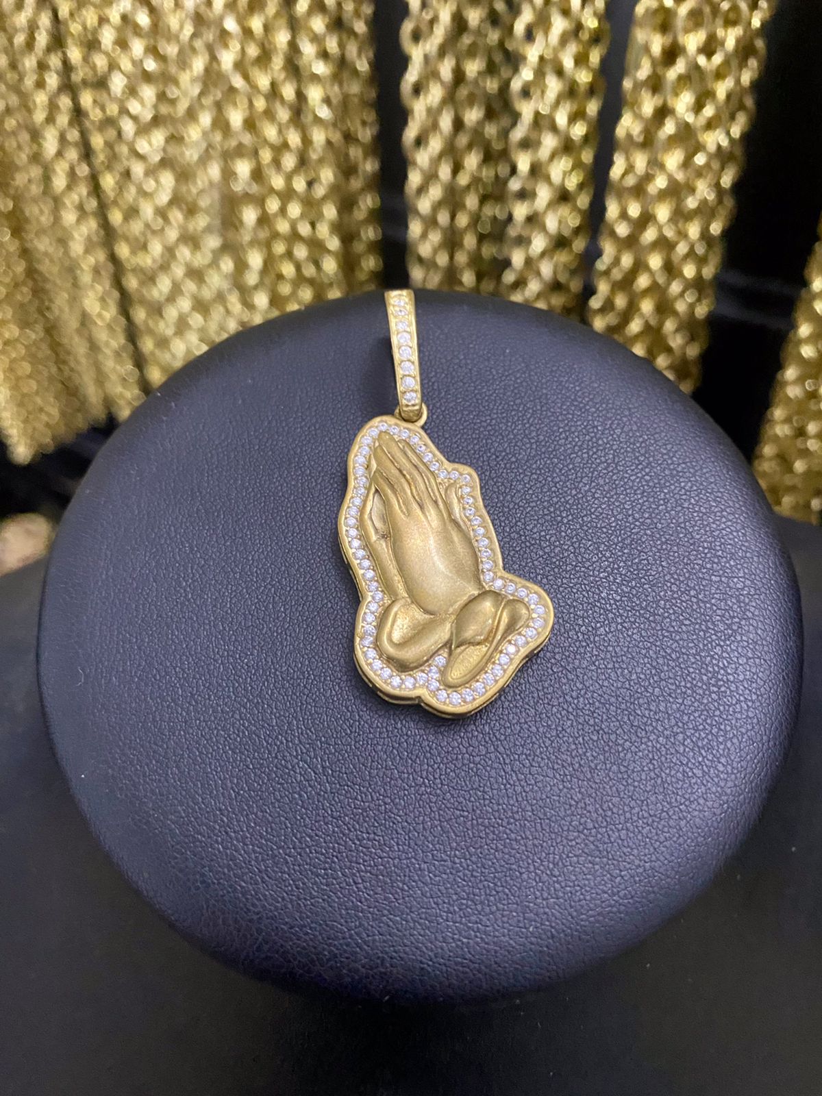 PINGENTE MÃO ORANDO CRAVEJADA - WRDJOIAS