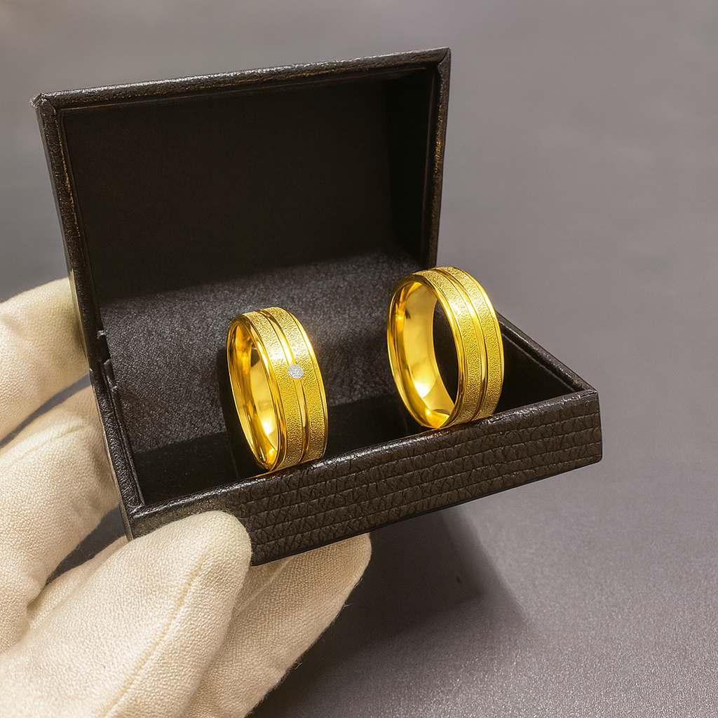 PAR DE ALIANÇAS MOD CHANFRADA BORDADA C/PEDRAS ZIRCÔNIAS 6MM