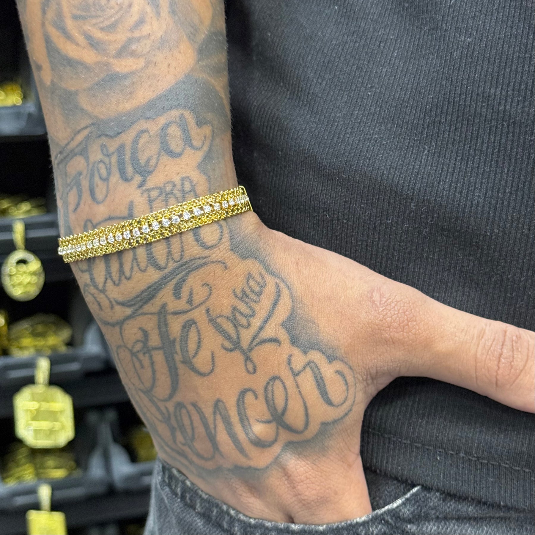 PULSEIRA BRACELETE CADEADO DUPLO CRAVEJADO C/ BANHO DE OURO 18K