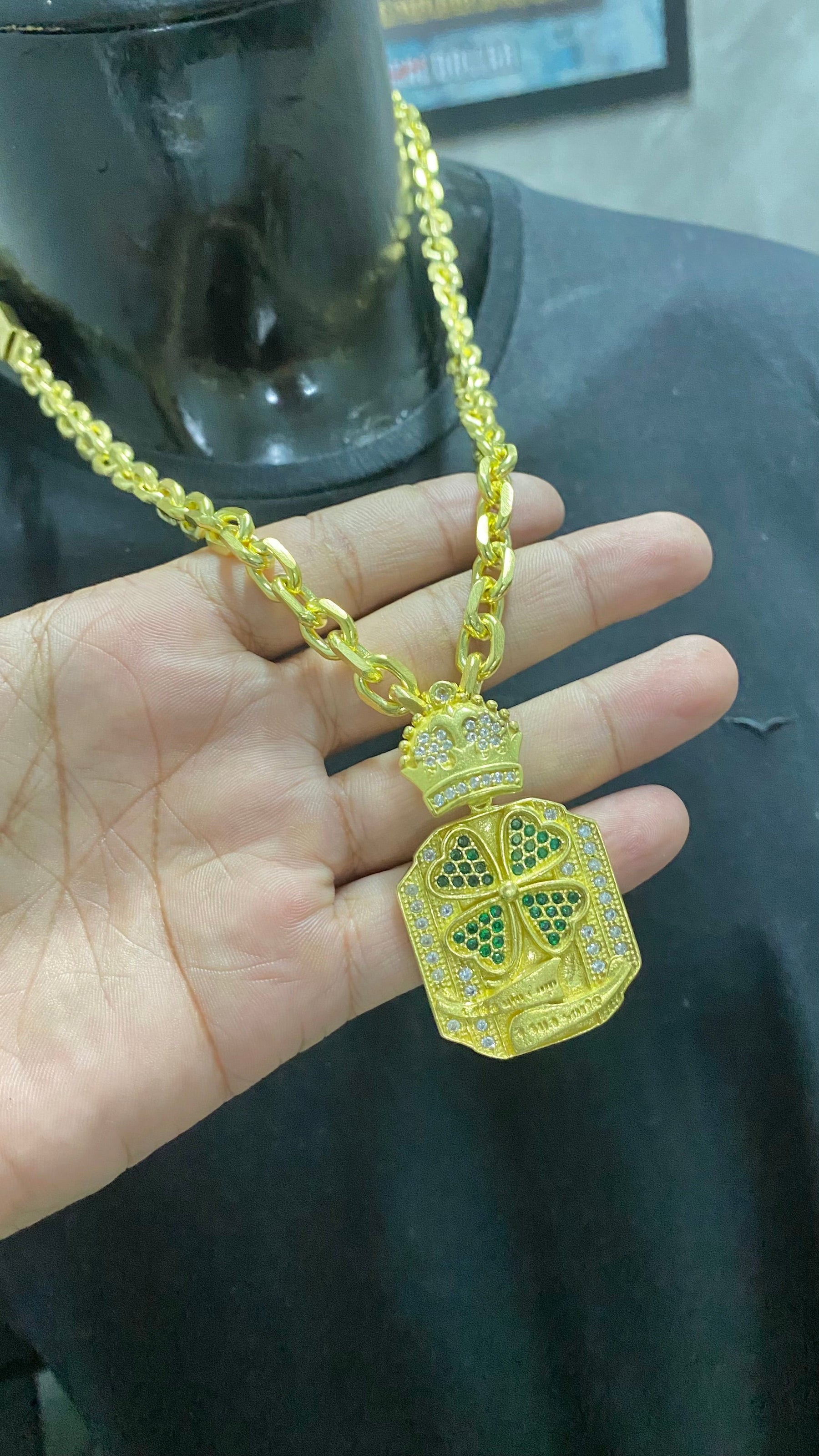 CORRENTE ELO CADEADO 10MM + PING TREVO DA SORTE CRAVEJADO + PULSEIRA GRÁTIS