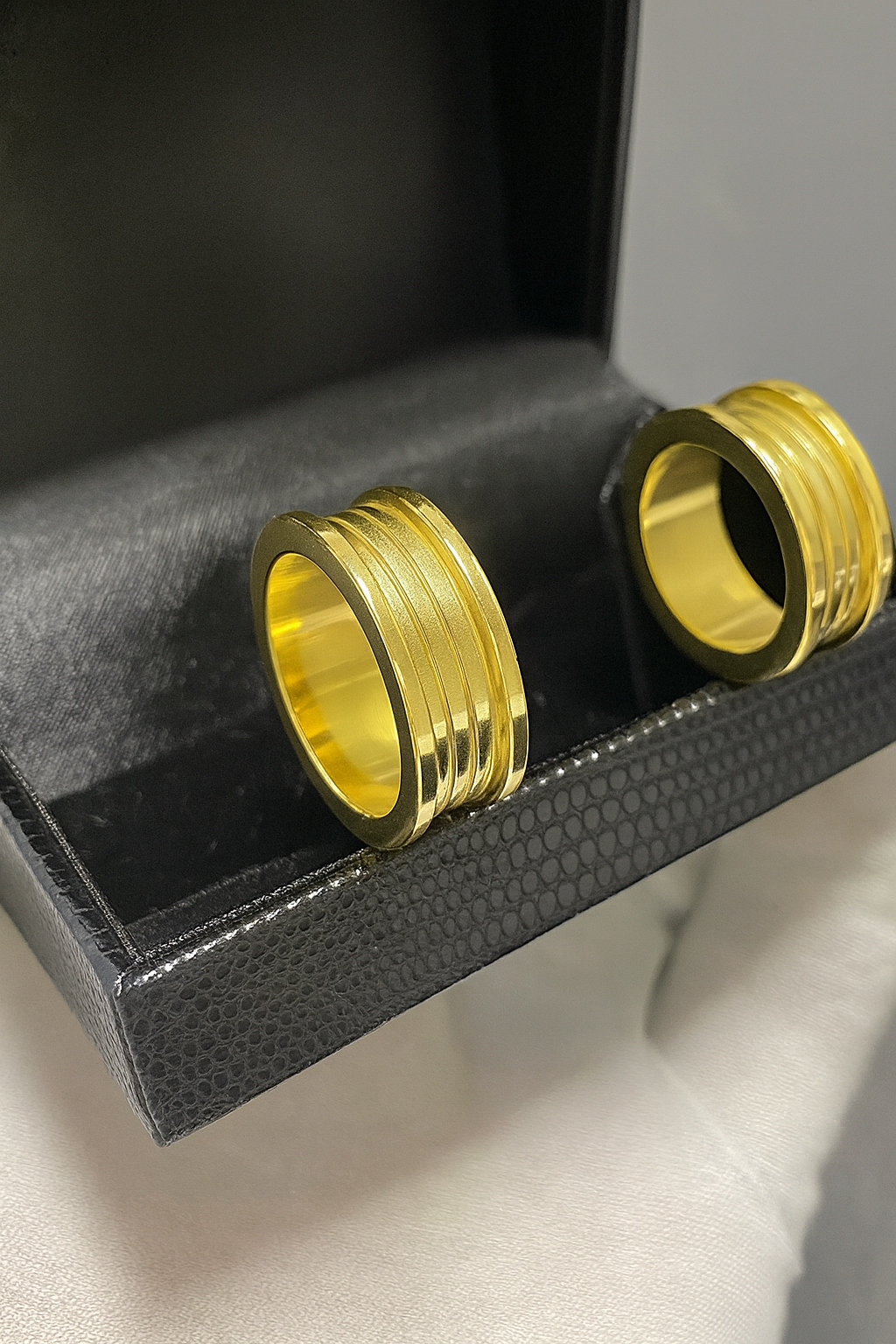 PAR DE ALIANÇAS MOD BULGARI 02 FRISOS 10MM