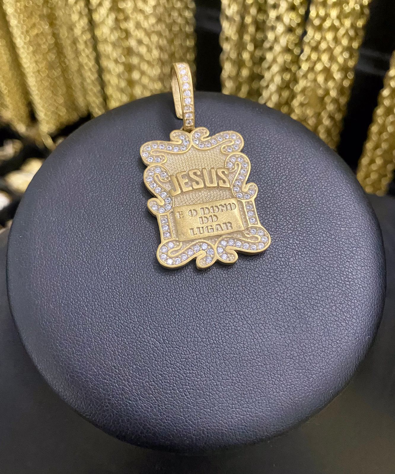 PINGENTE PLACA CRAVEJADA JESUS É O DONO DO LUGAR - WRDJOIAS