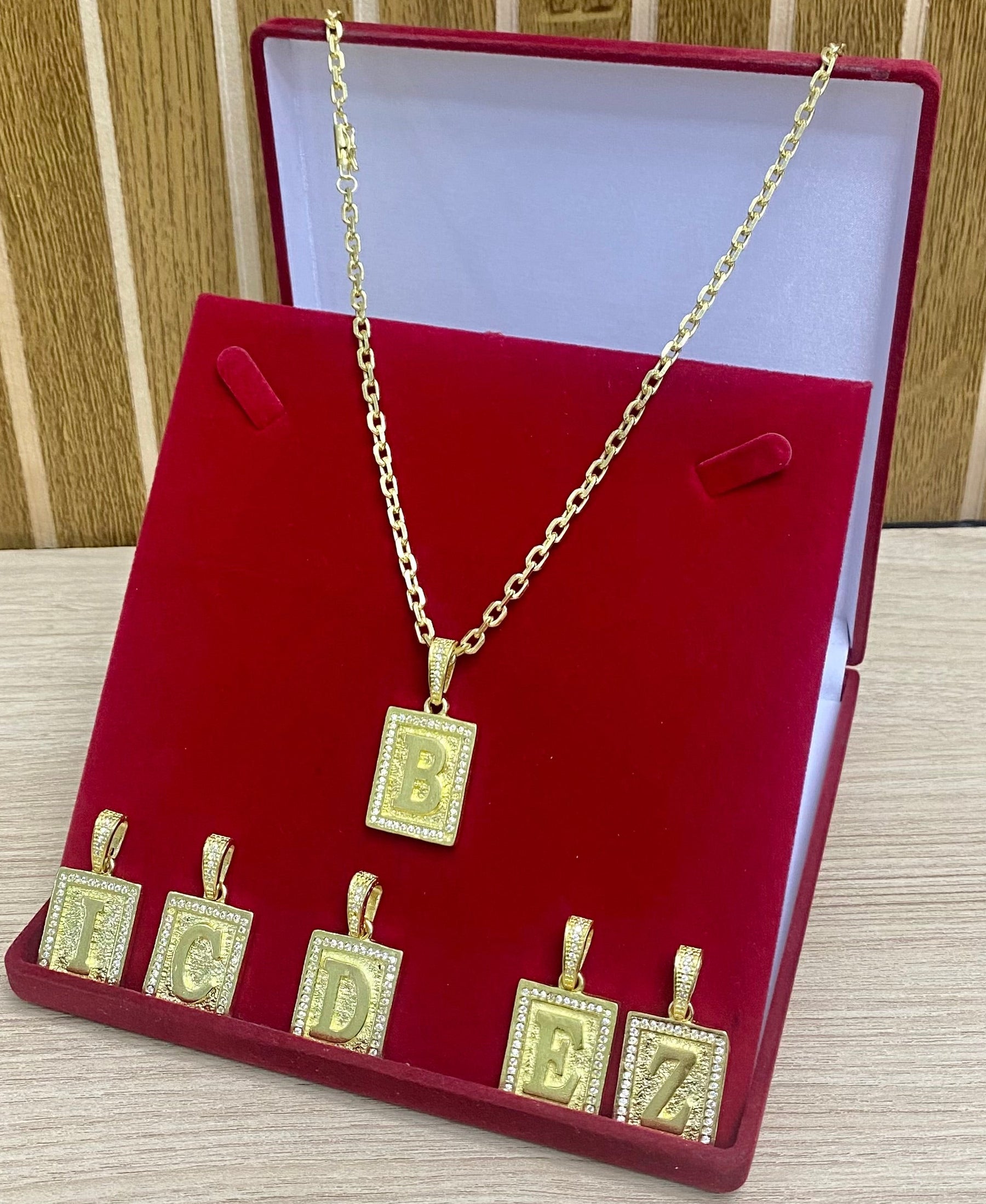 CORRENTE CADEADO QUINA 4MM + PINGENTE LETRA CRAV