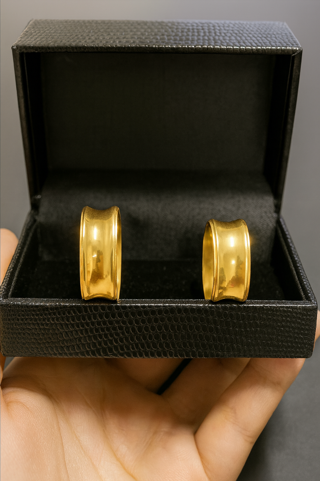 PAR DE ALIANÇAS MOD CÔNCAVA POLIDA 8MM