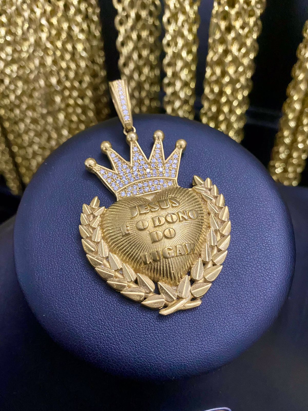 PINGENTE CORAÇÃO JESUS É O DONO DO LUGAR CRAVEJADO - WRDJOIAS