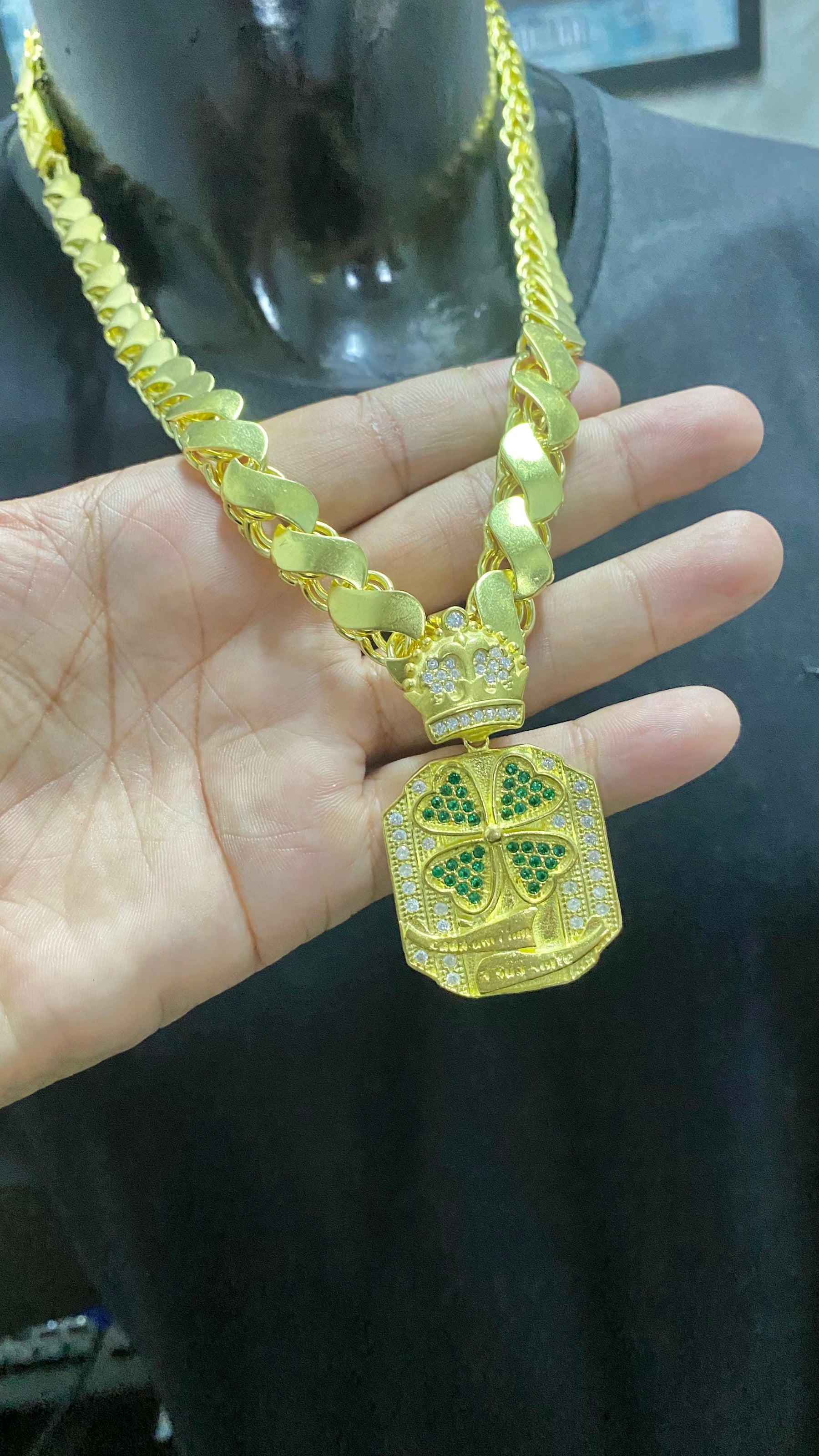 CORRENTE ELO FRISO S 12MM + PINGENTE TREVO DA SORTE CRAVEJADO + BRINDE PULSEIRA