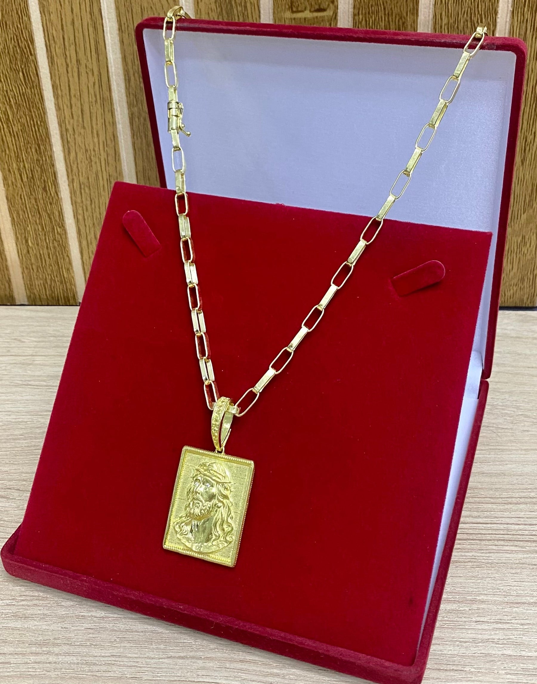 CORRENTE ELO CARTIER RETO 7MM + PINGENTE PLACA JESUS