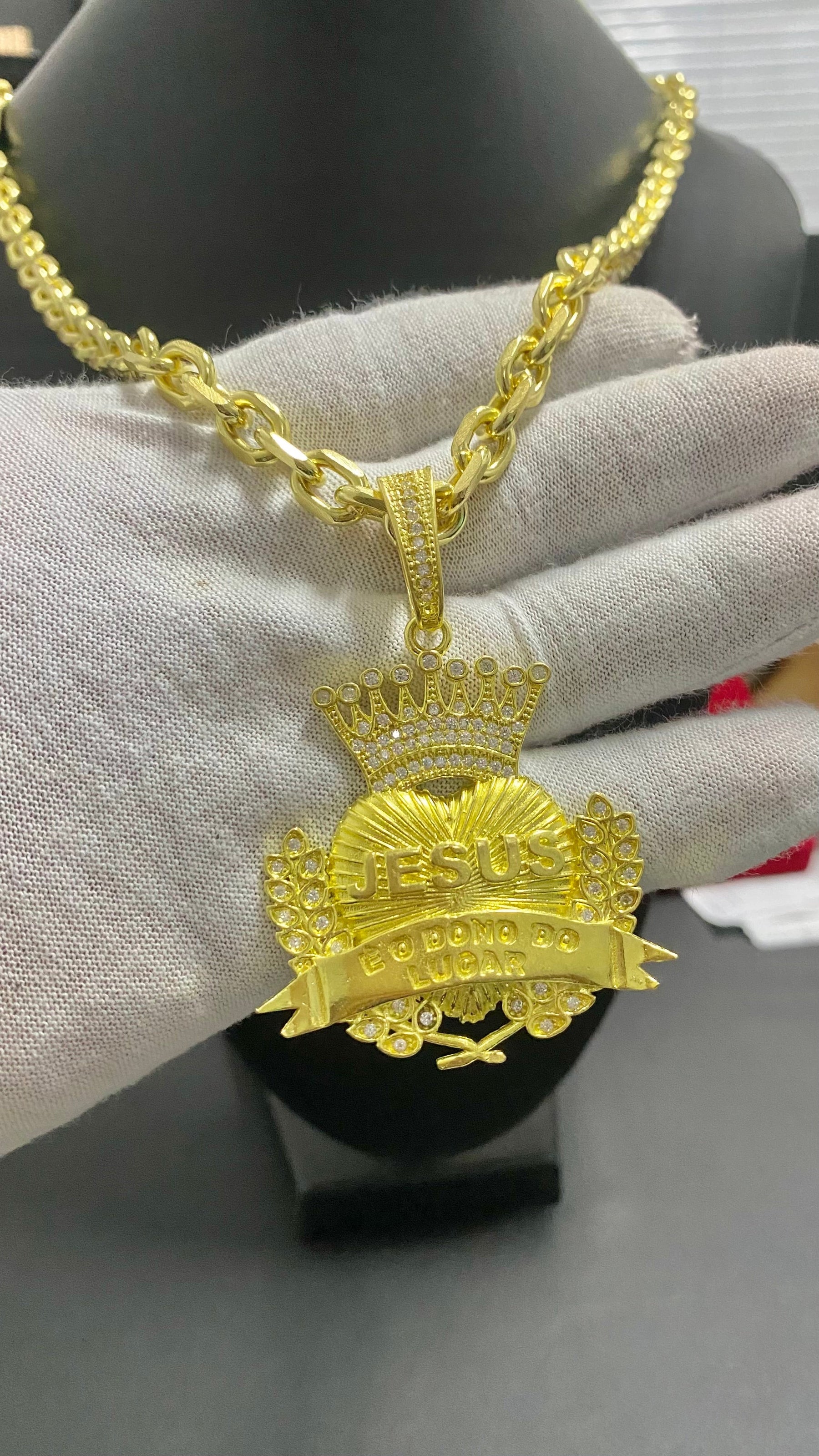 CORRENTE ELO CADEADO 12MM+ PINGENTE JESUS É O DONO DO LUGAR CRAVEJADO - WRDJOIAS
