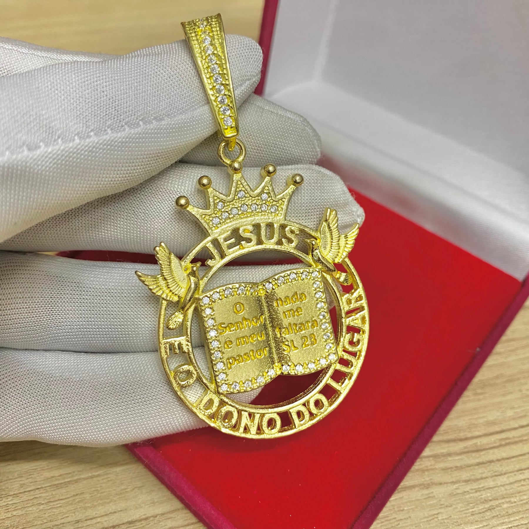 PINGENTE JESUS É O DONO DO LUGAR BÍBLIA CRAVEJADO