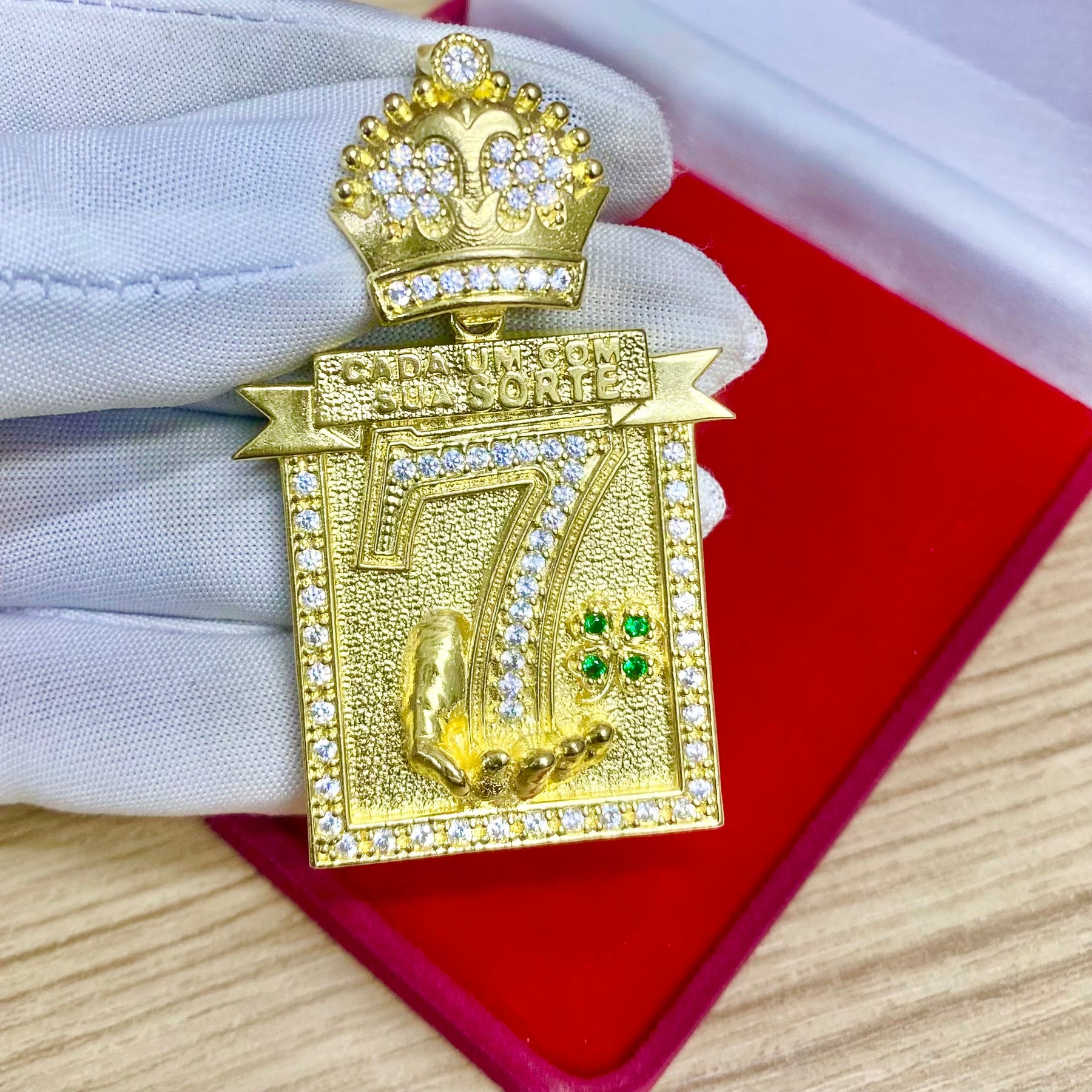 PINGENTE 7 CADA UM COM A SUA SORTE CRAVEJADO