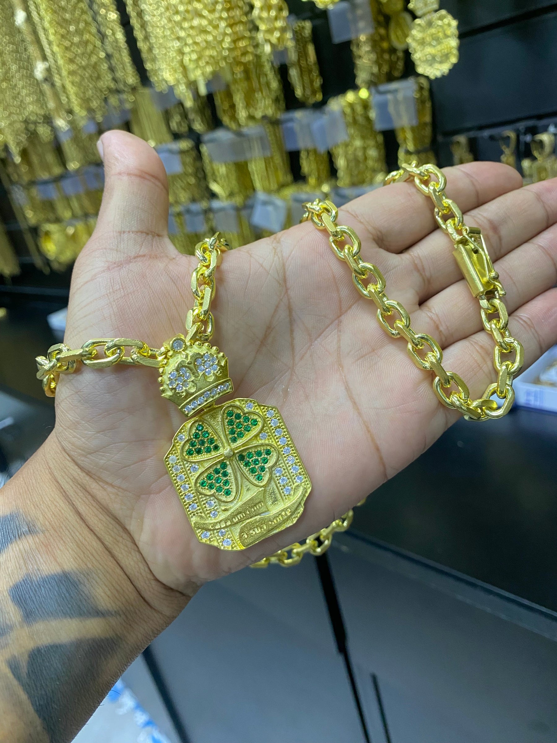 CORRENTE ELO CADEADO 10MM + PING TREVO DA SORTE CRAVEJADO + PULSEIRA GRÁTIS