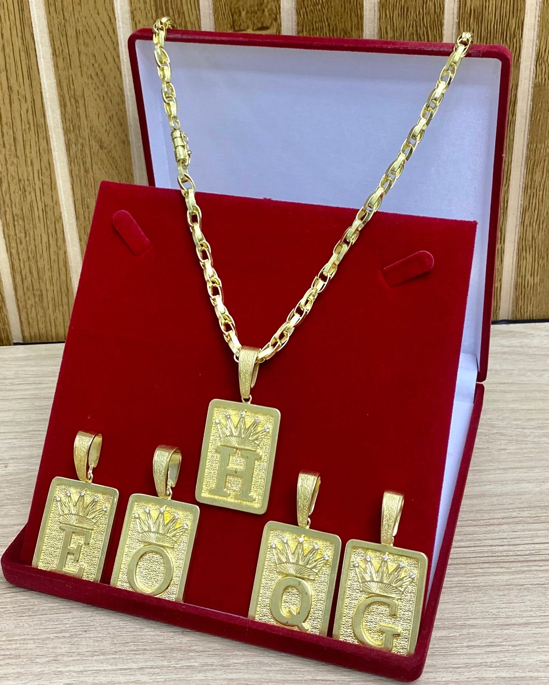 CORRENTE ELO TRANÇADO 8MM + PINGENTE LETRA COROA