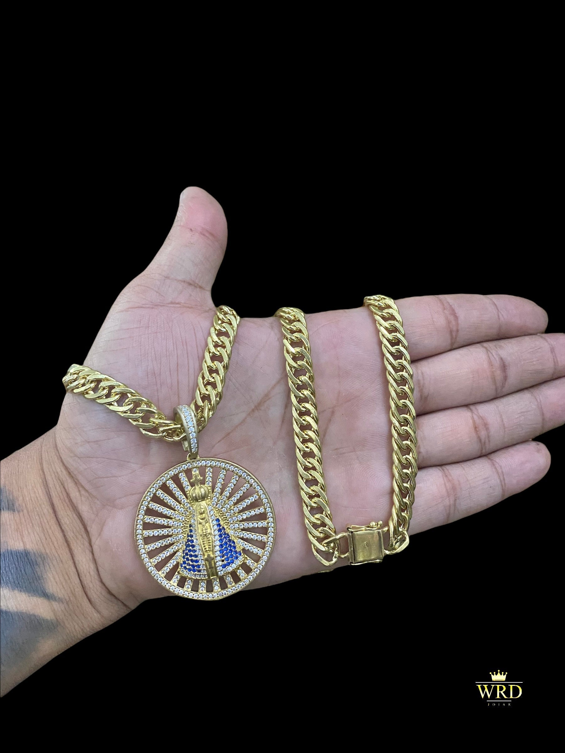 CORRENTE ELO GRUMET 10MM COM PINGENTE SANTA RENDONDA CRAVEJADO - WRDJOIAS