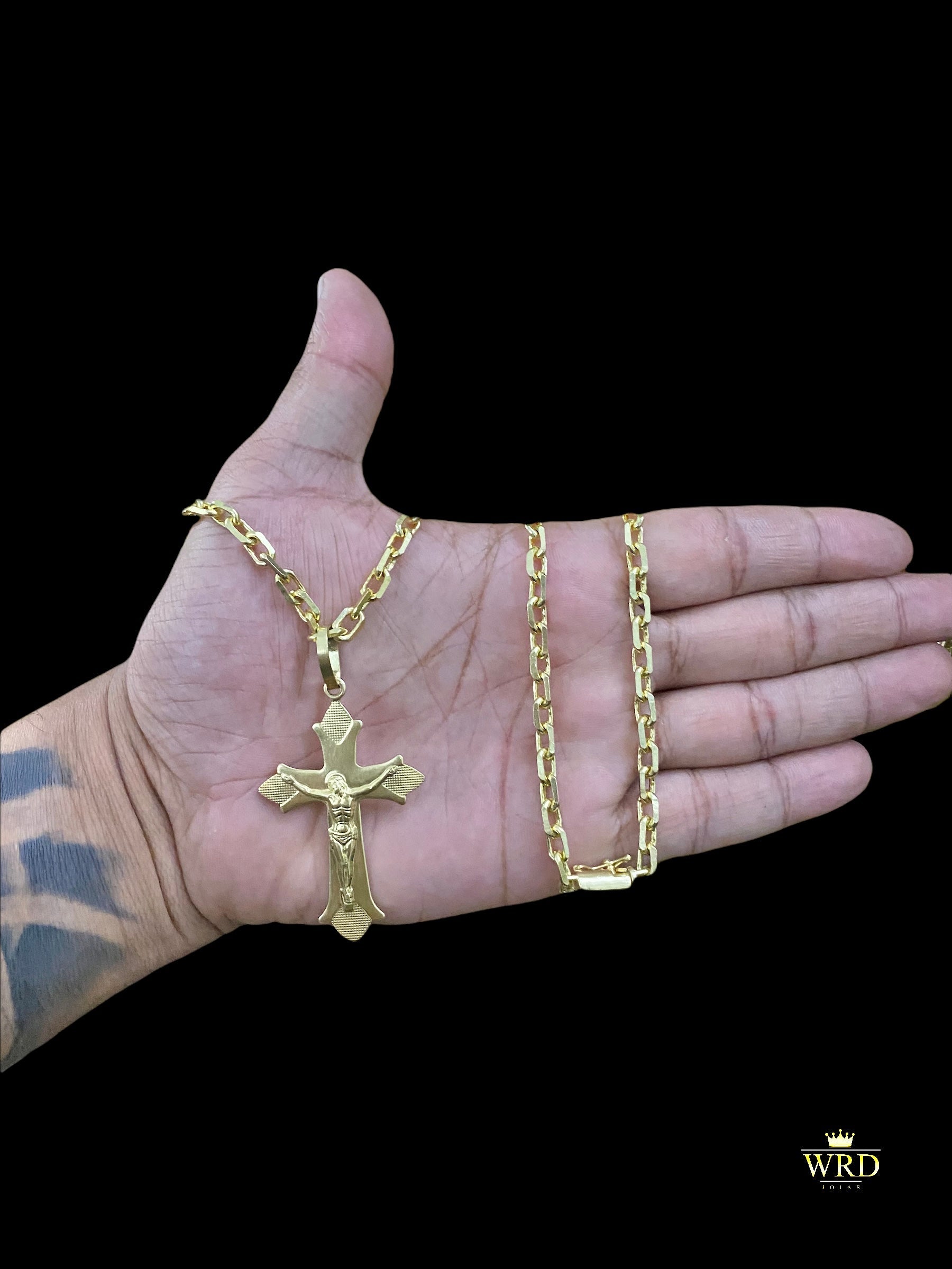 CORRENTE ELO CADEADO 6MM QUINA COM PINGENTE CRUZ COM JESUS - WRDJOIAS
