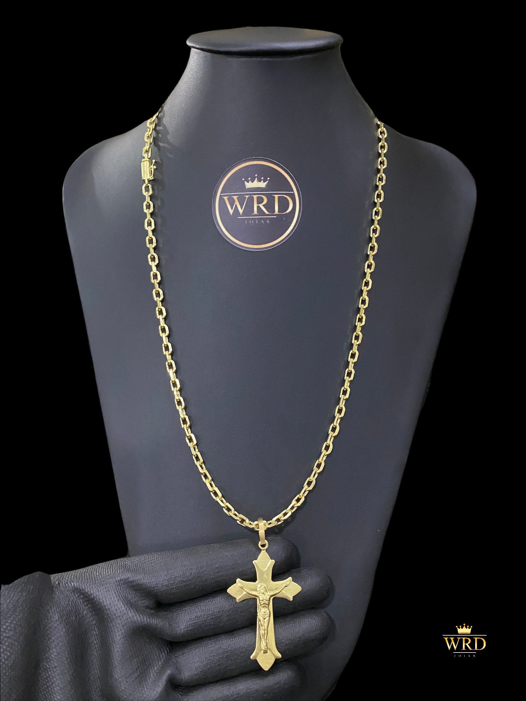 CORRENTE ELO CADEADO 6MM QUINA COM PINGENTE CRUZ COM JESUS - WRDJOIAS