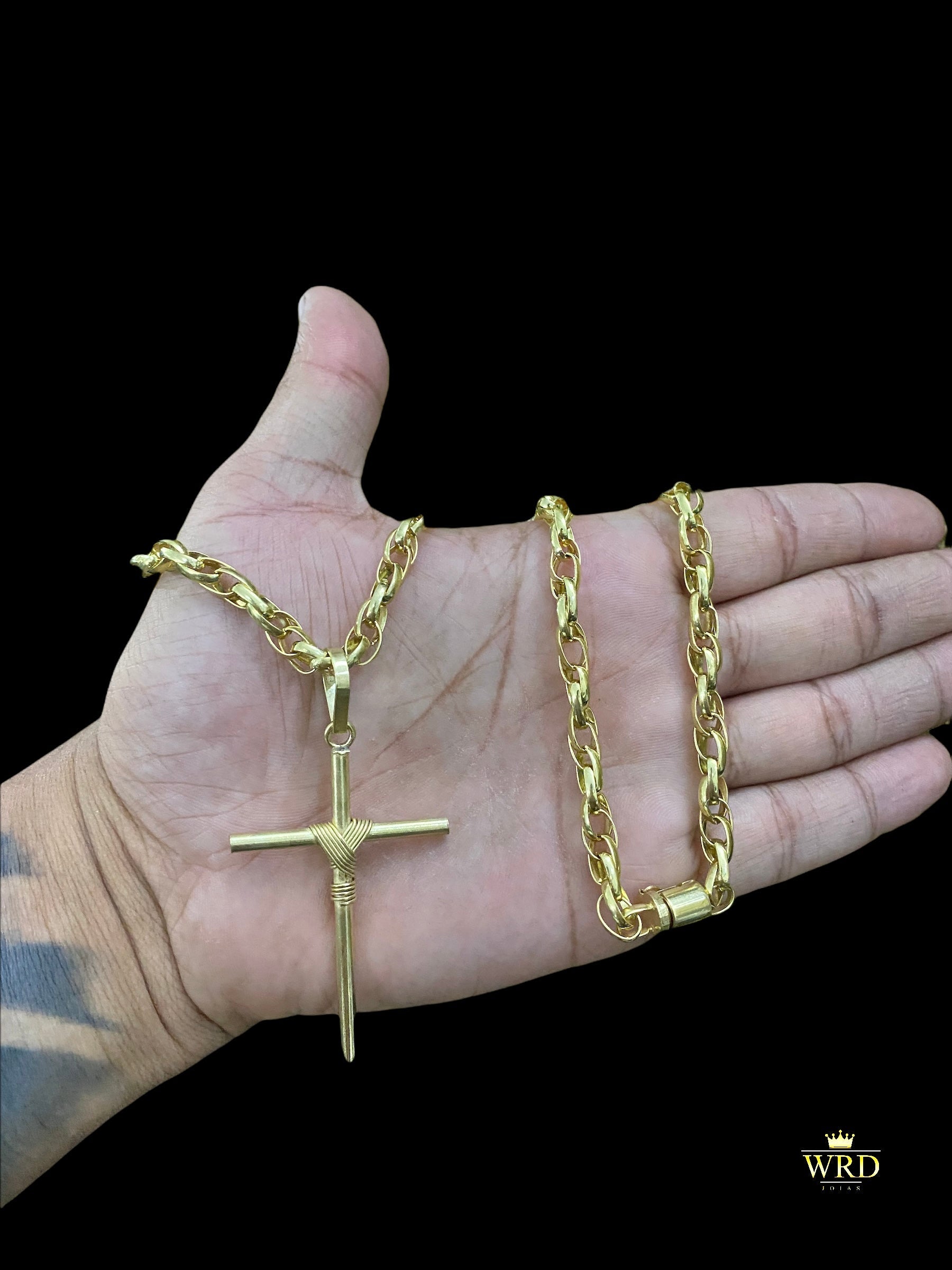 CORRENTE ELO TRANÇADO 8MM COM PINGENTE CRUZ PALITO AMARRADA - WRDJOIAS