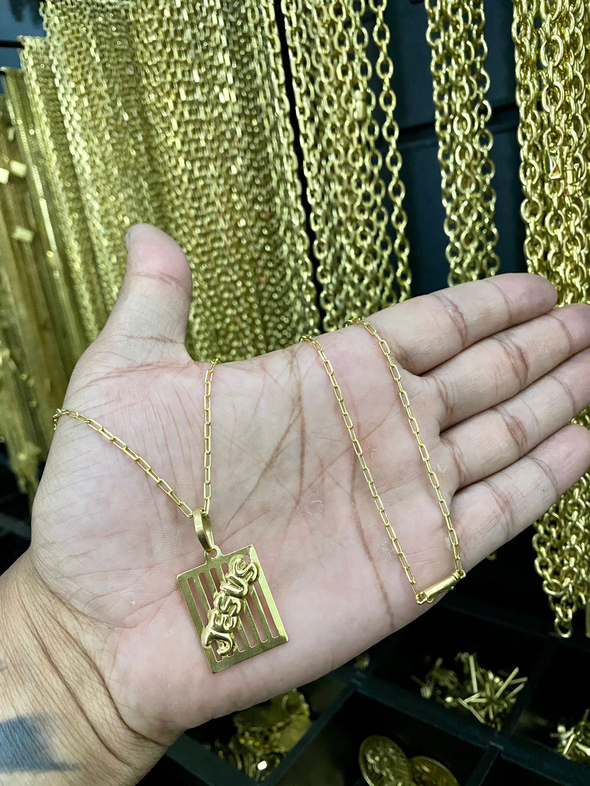 CORRENTE CADEADO LONG + PINGENTE PLACA JESUS - WRDJOIAS