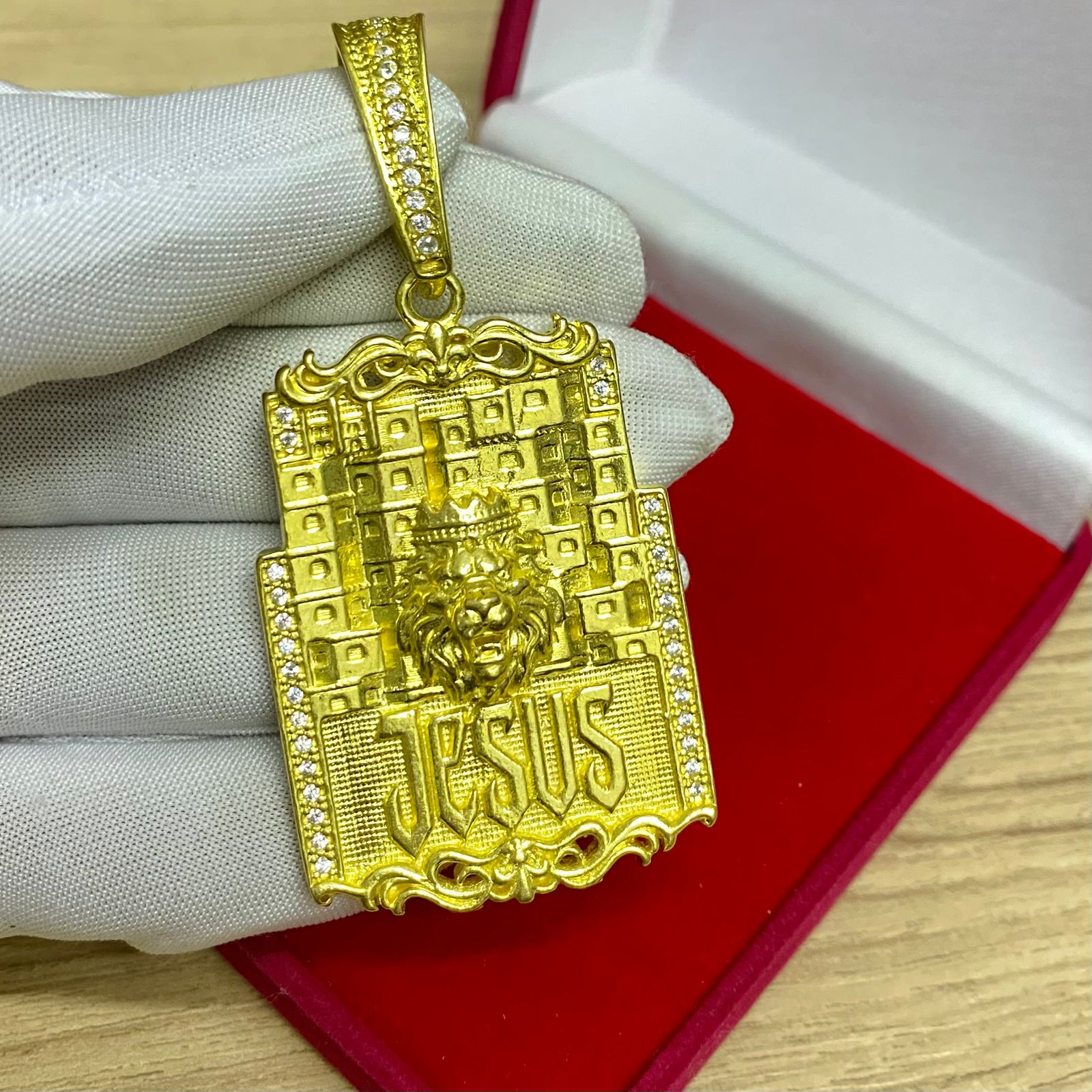 PINGENTE LEÃO JESUS CRAVEJADO