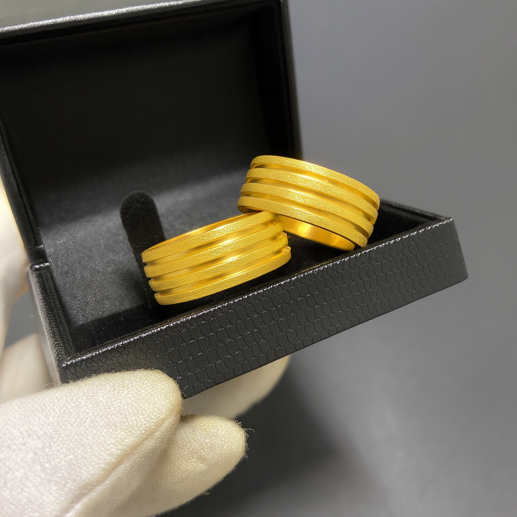 PAR DE ALIANÇAS MOD 03 FRISOS BORDADA