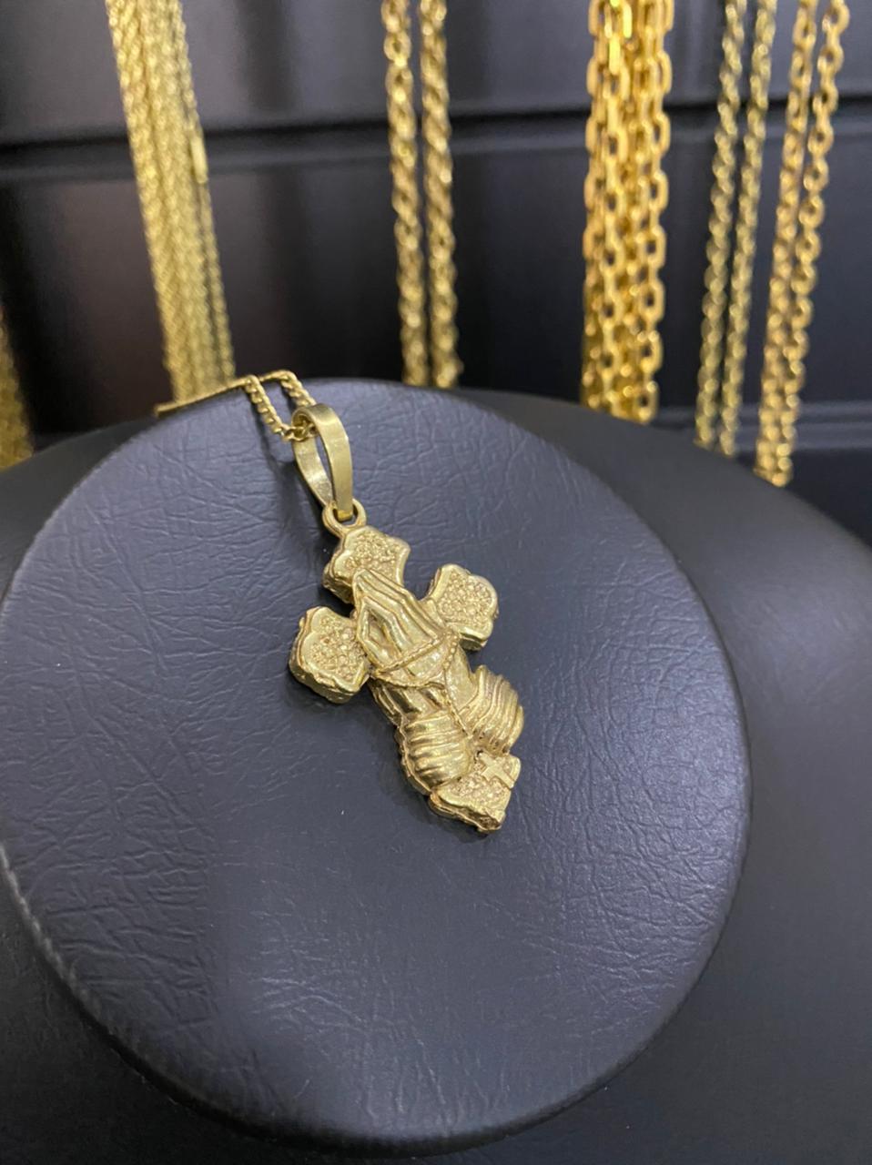 PINGENTE CRUZ COM MAO ORANDO - WRDJOIAS