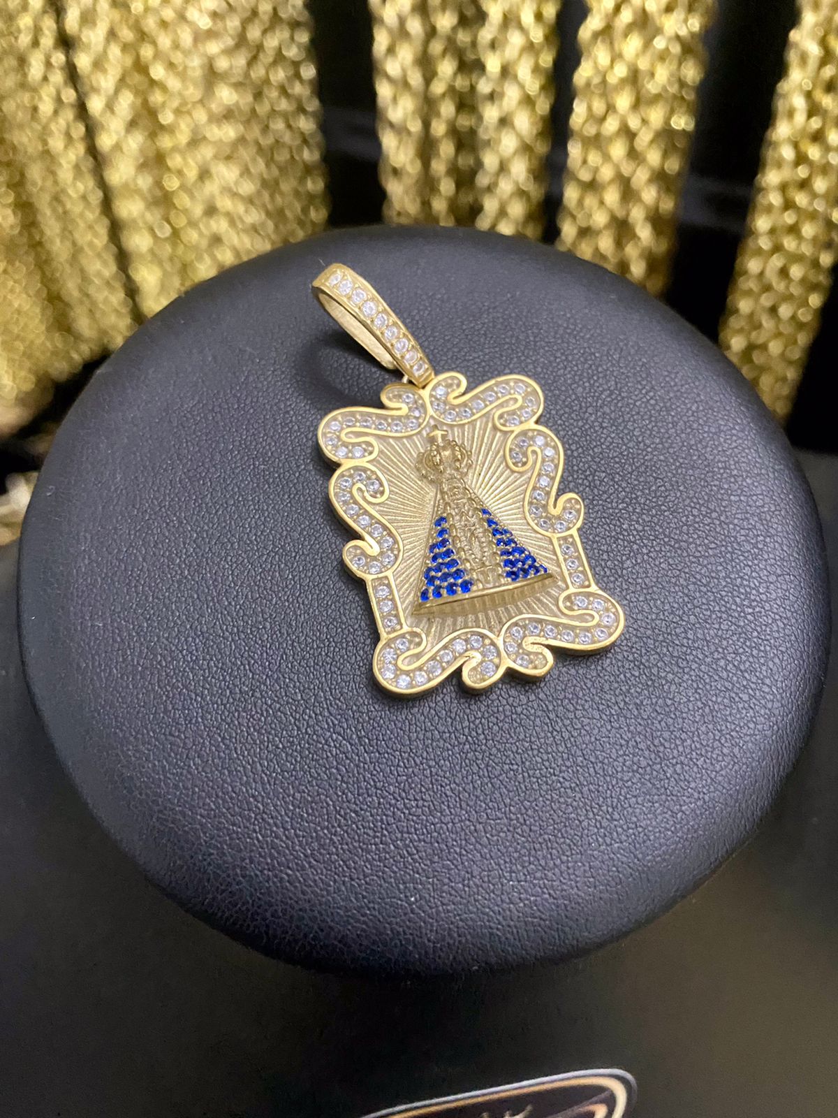 PINGENTE PLACA PEQUENA SANTA CRAVEJADA - WRDJOIAS