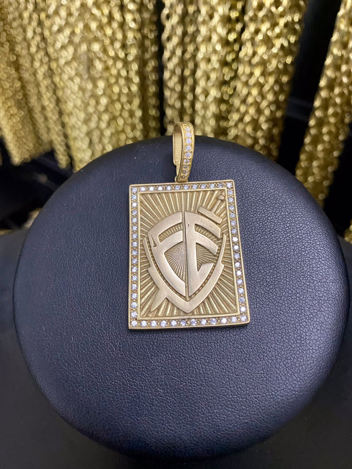 PINGENTE PLACA FÉ CRAVEJADA - WRDJOIAS