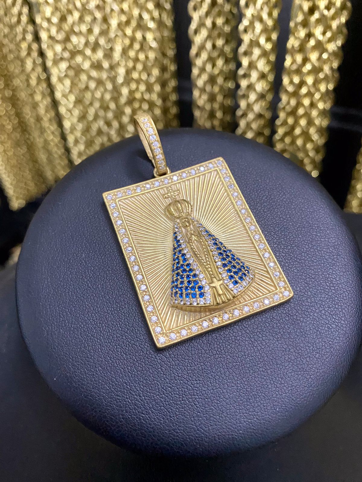 PINGENTE PLACA SANTA CRAVEJADA QUADRADA - WRDJOIAS