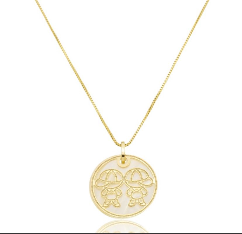 COLAR FEMININO COM PINGENTE DOIS MENINOS.