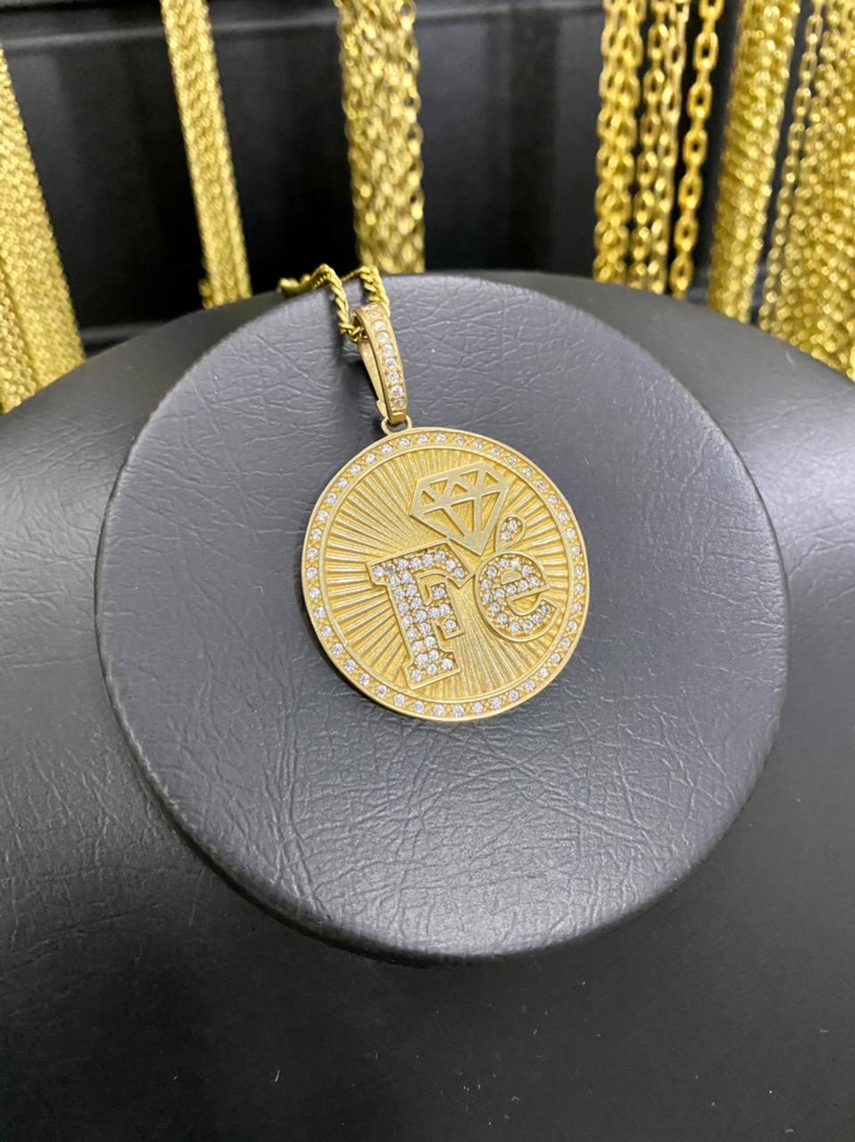 PINGENTE MEDALHA FÉ CRAVEJADA - WRDJOIAS