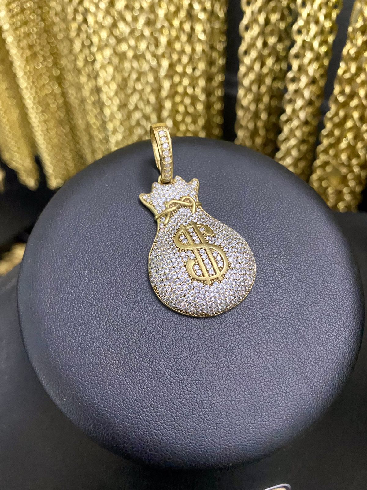 PINGENTE BOLSA CRAVEJADA CIFRÃO - WRDJOIAS