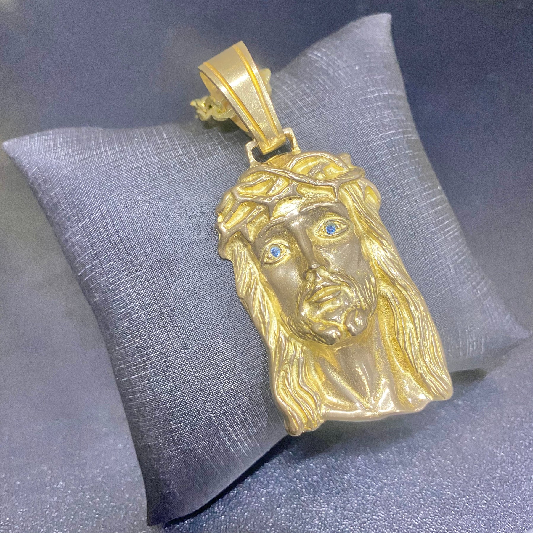 PINGENTE ROSTO DE CRISTO OLHOS CRAVEJADOS - WRDJOIAS