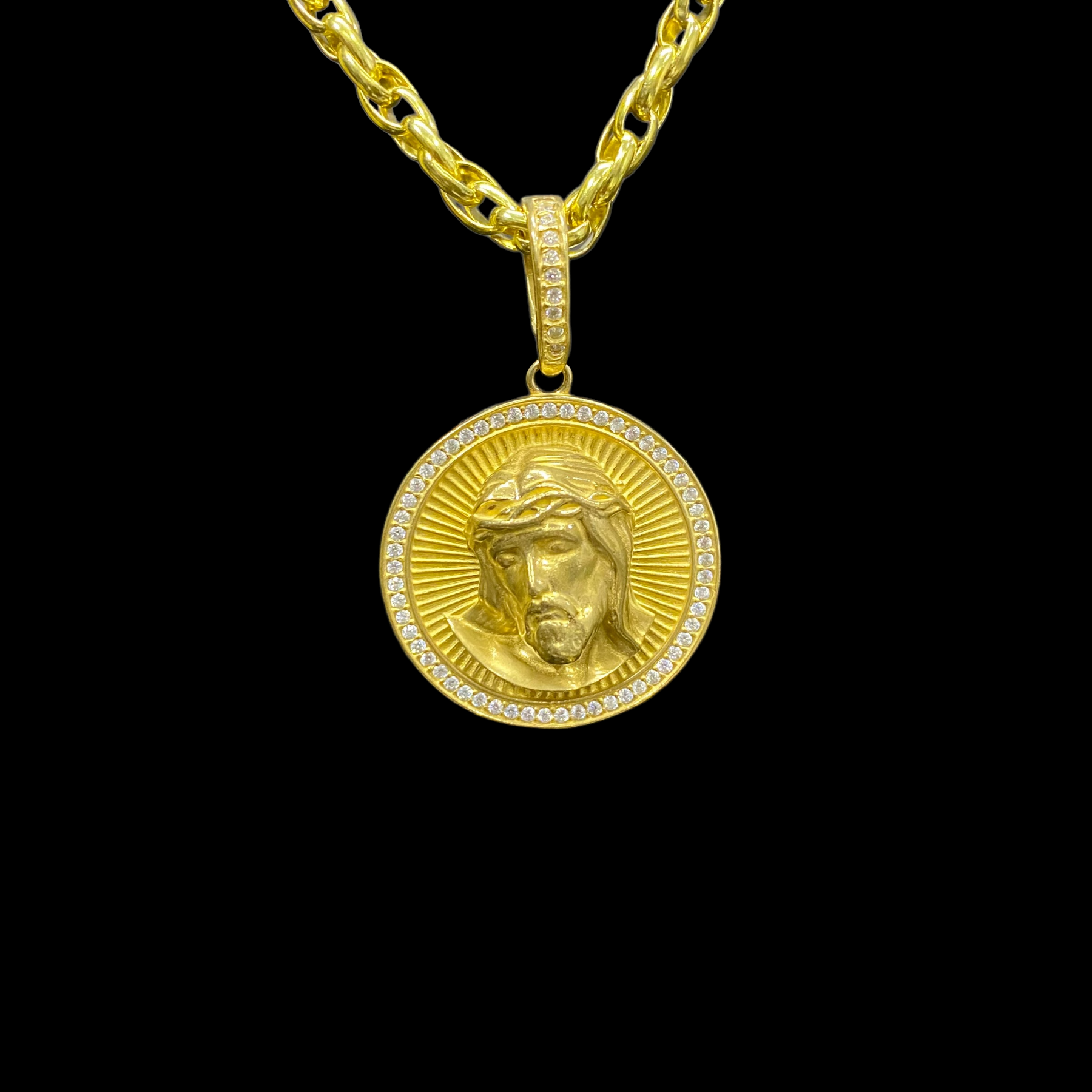 PINGENTE ROSTO DE CRISTO PLACA REDONDA CRAVEJADA - WRDJOIAS