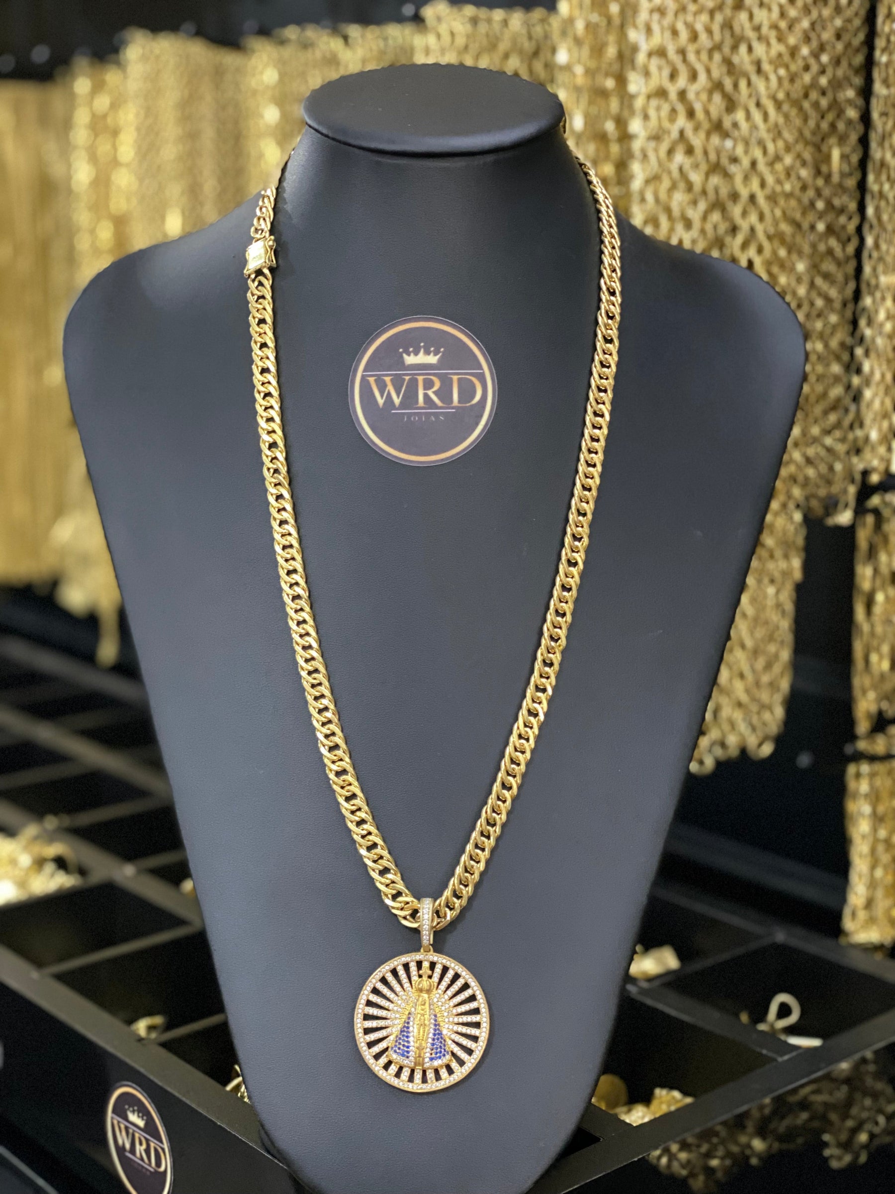 CORRENTE ELO GRUMET 10MM COM PINGENTE SANTA RENDONDA CRAVEJADO - WRDJOIAS