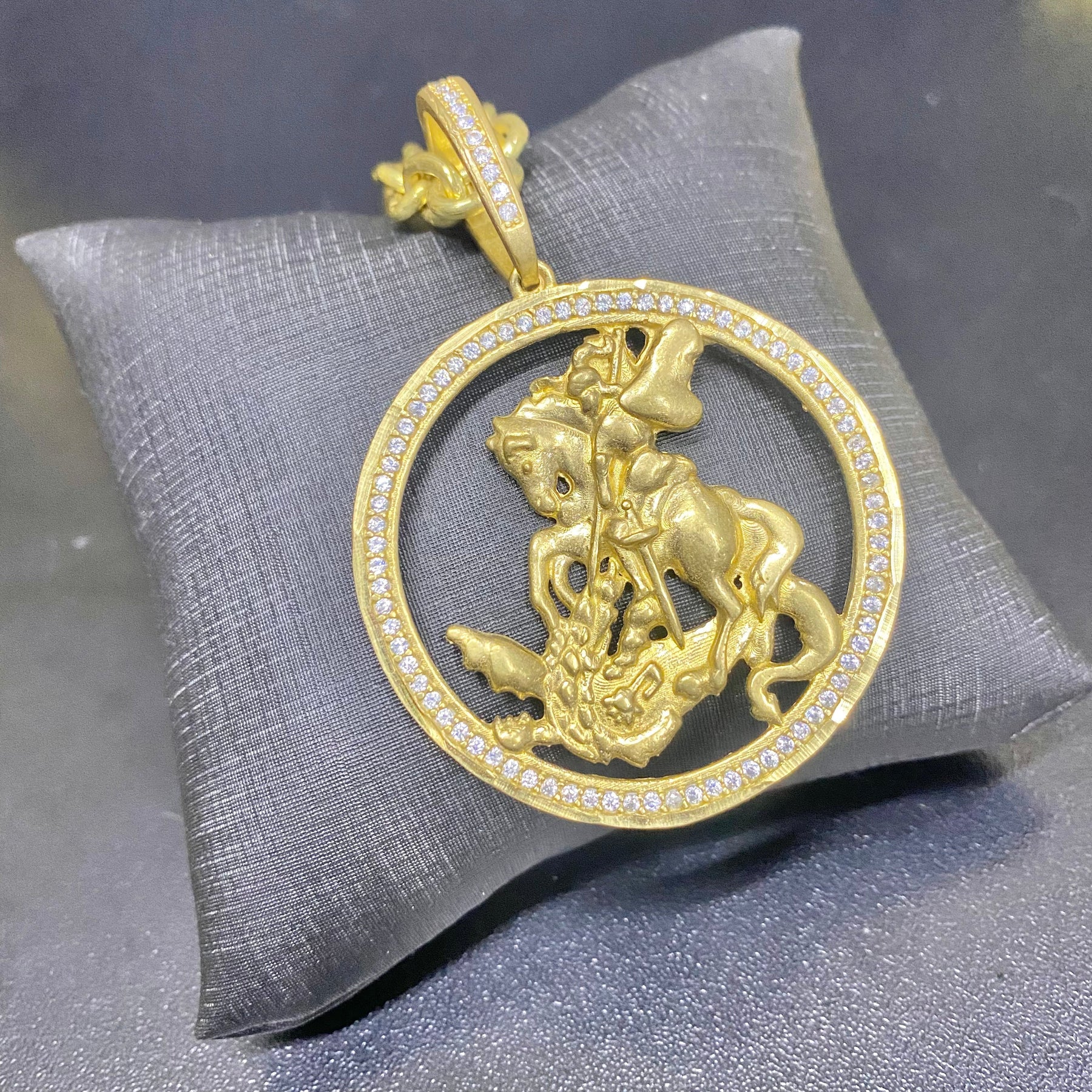 PINGENTE SÃO JORGE VAZADO CRAVEJADO - WRDJOIAS