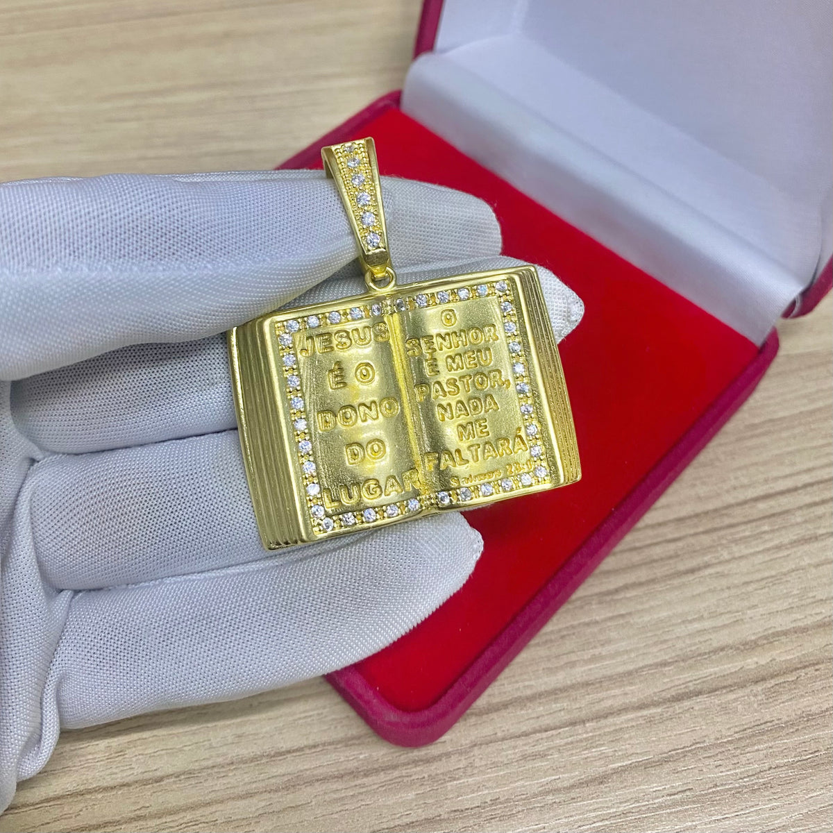 PINGENTE BIBLIA CRAVEJADO P