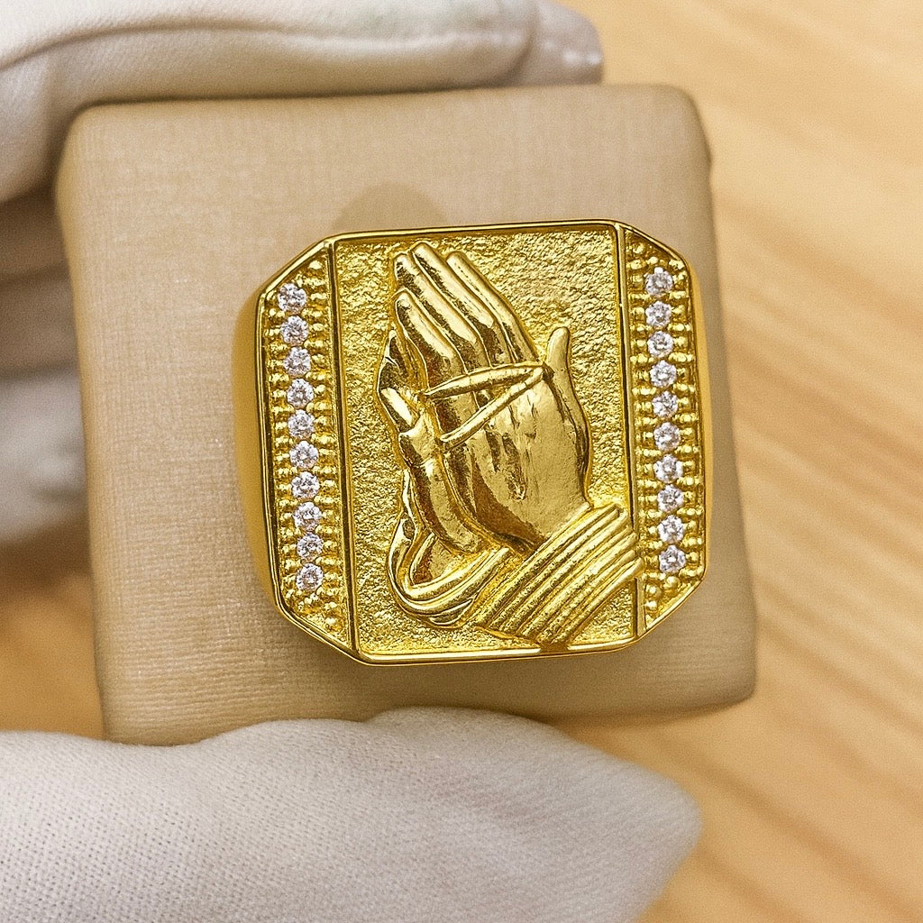 ANEL PERSONALIZADO MÃO ORANDO CRAVEJADO.